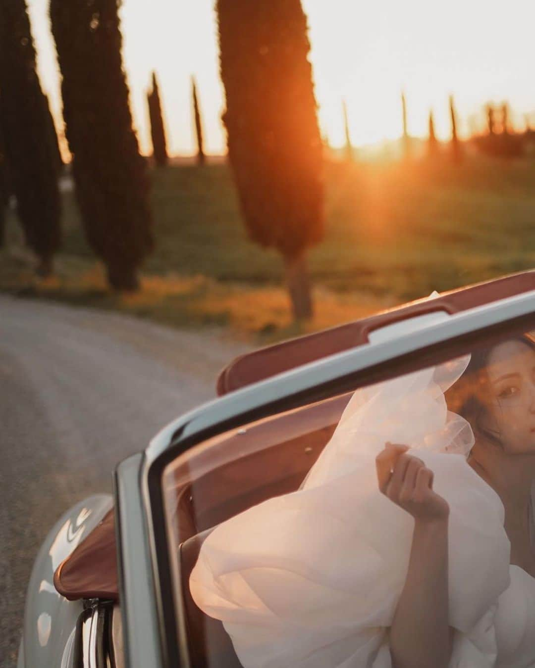 Giann Chanさんのインスタグラム写真 - (Giann ChanInstagram)「𝐂𝐡𝐚𝐩𝐭𝐞𝐫 4 — One Year Since The  Proposal, and now just few days from the big day! 🥂 Saving the best for last with these pre-wedding photos. Words can't describe how I feel right now.   終於可以share 這輯婚紗照，我一直都喜歡把最好的放到最後，而這個系列就是把我所有喜歡的元素結合起來。 Tuscany 的橄欖樹、Mercedez 古董車 190SL 、黃昏前的逆光、一套短婚紗和卡其色的西裝。 雖然過程好艱難，但還是順利完成  Photography: @summerstoryphotography  Photographer: @ssjesicajeanette  Makeup & Hair: @sots_muah  Bridal: @anne_mariee_brand  Classic Cars: @hpe_classics   #CountdownToIDo #AnniversaryProposal #Tuscany #prewedding」10月2日 14時20分 - chan.tsz.ying