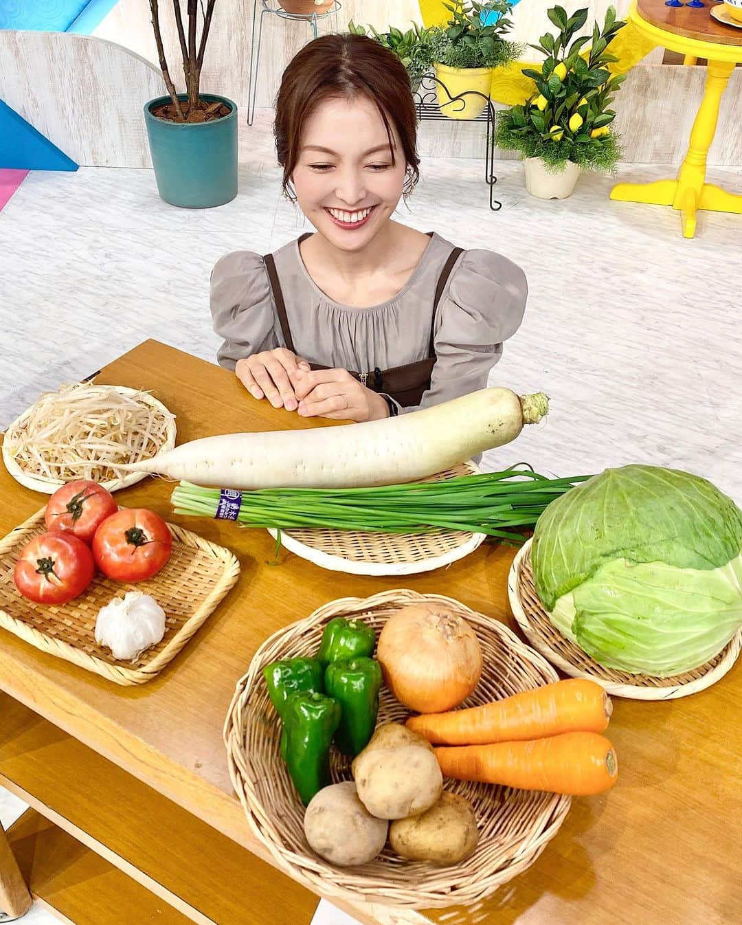 福田典子さんのインスタグラム写真 - (福田典子Instagram)「🍋  さてさて、 金曜日からお野菜繋がりで、 月曜日の今日も 農家さんの美味しい食卓を お届けします。  気になる寒さ予報も🍃 お楽しみに！  #よじごじDays テレビ東京 午後3時40分〜  outfit #RANDA」10月2日 14時13分 - norikofukuda212