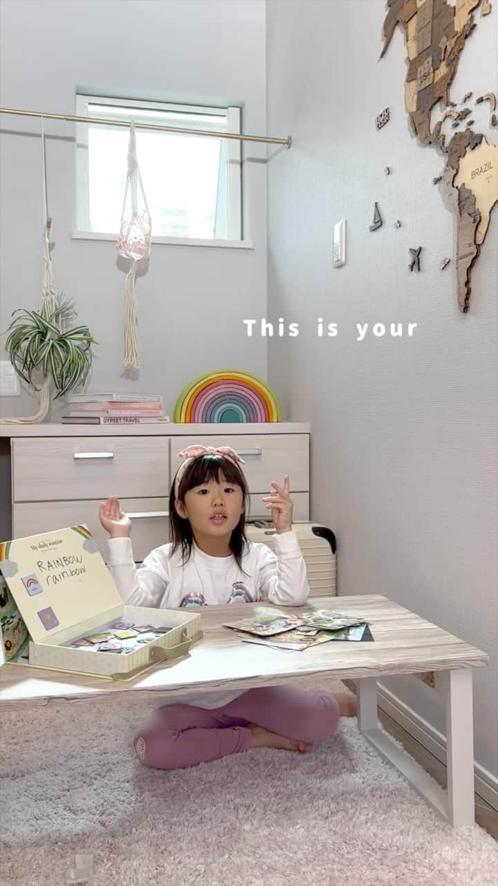 吉田ちかのインスタグラム：「10月4日(水) 23:59で予約終了❗️  親子で楽しく英語を学べるMagnet Playの予約が10/4で終了します！(万が一見逃している方がいたらと思って、2日間伸ばして頂きました👍)  こちらのアイテムは、去年出版させていただいたOur Favorite WORDBOOKが知育グッズになったもの😊   絵本に出てくる様々なシュチュエーションがカードになっており、関連する単語のマグネットを使って英語を楽しく学ぶものです✨  BOXを開くと、ふたの裏側がマグネット対応のボードになっています。付属のシチュエーションカードから好きなものを一枚選んでボードに貼る👍そのカードに出てくる英単語のマグネットを探して貼り付けて遊びます❤️  ==================  🌈ポイント1: 日常に出てくる実用的な内容 日頃から出てくるワードをピックアップしているので、遊び終わってからも生活ですぐに使える❤️  🌈ポイント2: 正しい発音に近づけるカタカナ表記 絵本と同様、正しい発音に近づけられるように私独自のルビも振られていので、ママパパも発音を確認しながら遊べます😉  🌈ポイント3: 色んな遊びと学びを楽しめる マグネットボードを開くと更に遊べるスペースが🌈 数字や形、動物を覚えたり、消せるペンも使える素材なので、色んな遊びのアレンジが可能です！  🌈ポイント4: とにかくおしゃれで可愛い💕 今回イラストを手掛けて頂いた、パリ在中のイラストレーター @yukiko.noritake さんの絵がお上品で可愛いくておしゃれで、本当に素敵に仕上がりました🥹   プレゼント用にも是非おすすめです👍(クリスマス前にはお届けできるように準備しているので、Xmas giftにも是非🎄) もう年末😱  ==================  遊んだあとはそのままBOXに収納！取っ手もついているのでお出かけの際にも便利☆  商品ページでさらに詳しく書いてますので、是非みていただきたいです❤️  https://store.kadokawa.co.jp/shop/e/eti0491/  飛びやすいようにリンクはプロフィール & storiesでシェアしてきます☆  今回の予約期間を逃したら、基本購入できませんので、don’t forget!!! this is your LAST chance😆  Our Favorite WORDBOOKをまだご購入いただいていない方は、是非そちらも合わせてチェックしてみてください❤️ 絵本の方は、Amazonでgetできます💕」