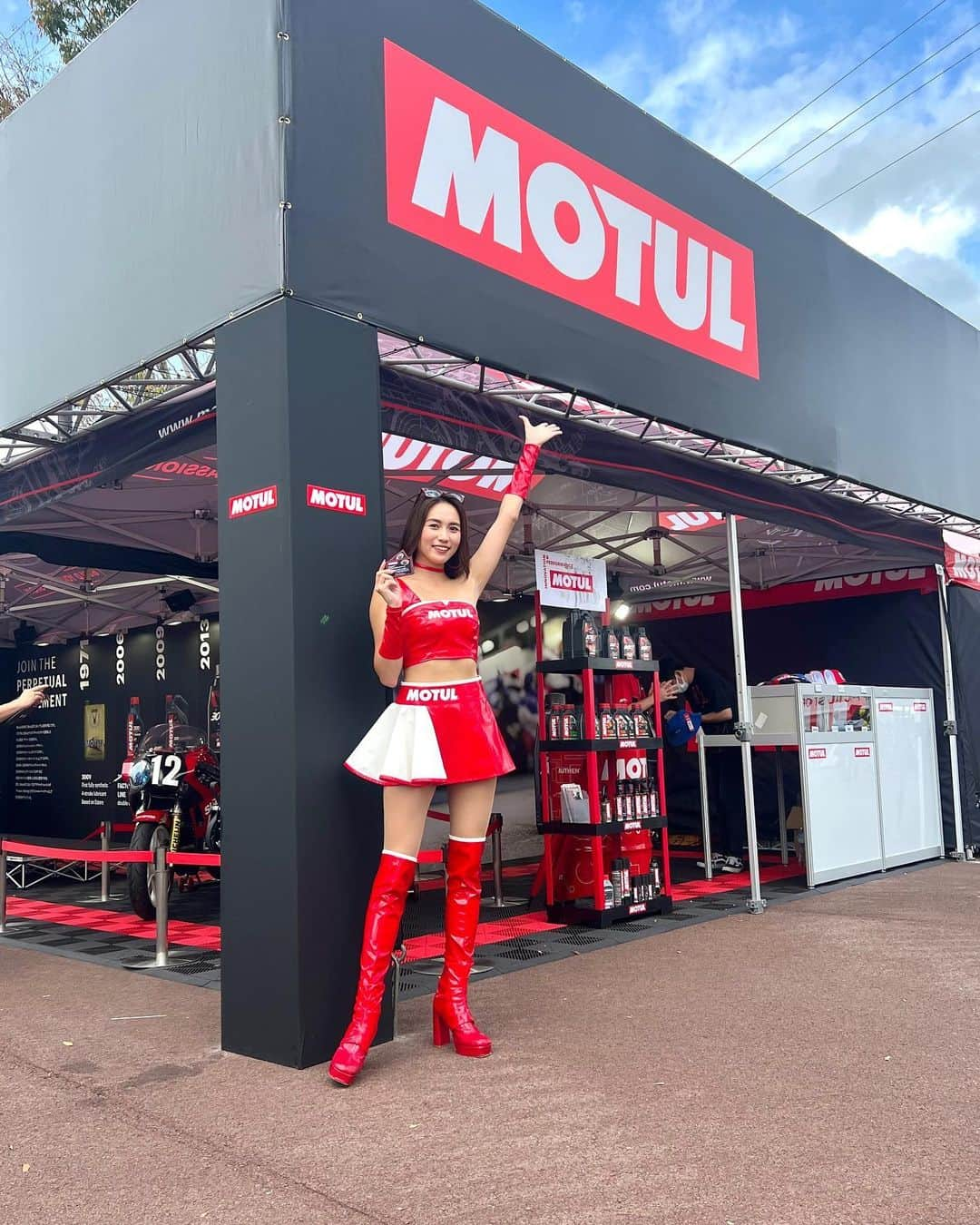 密照幸映のインスタグラム：「. MotoGP MOTULブースへ足を運んでくださった皆様、 ありがとうございました❤️✨  MOTULCircuitLadyとして２日間、 MOTULブースへ立たせて頂きました！  初めてのMotoGP！ SUPERGTとはまた違った魅力があり、知識を増やしてからまた観戦したいなぁと思いました🏍️ 決勝レースはSUPERGT岡山戦を思い出すほどの大雨☔️で中断しましたが、MOTULがオフィシャルスポンサーになっているPramac RacingのJ.Martin選手が優勝🏅 おめでとうございます！！！  雨はレース開始に振り出しレース終了後に止むという… SUPERGTでもこんなようなことが起こりますがなんだか不思議で面白いですよね！  そしてそしてMOTUL製品の MC Careシリーズはご体感頂けましたでしょうか？ 本日はその中からBODY CAREシリーズの 『WASH&WAX』をご紹介。  水を必要としない洗浄&コーティング剤！ ボディ、ホイール、フレーム、スイングアーム等、 様々な場所への使用が可能で汚れを洗いながしながらも 車体の輝き✨を保ってくれる一石二鳥の優れもの！ ※タイヤ🛞へ付着した際は水で洗い流して下さい  水の必要がない為、洗浄の時間短縮にもなるし これ一本あれば外出先等でも汚れに気づいたときに サッと拭き取りできるから助かるね！  MC Careシリーズ、沢山商品揃っているので また他商品もご紹介しますね😊  MOTULグッズをご購入してくださった皆様、 そしてお写真撮ってくださった皆様、 ありがとうございました❤️  ブースでお配りしたキャンペーンカードの有効期限は 10月9日までとなります。 記念品はなくなり次第終了となりますのでお早めに❗️  皆様のおかげで楽しい２日間を過ごせました！ ご来場ありがとうございました！ またお会いしましょう〜🥰✨  #MOTUL #MOTULJapan #PoweredByMOTUL #MotoGP #MotoGP2023 #motegi #RQ #モビリティリゾートもてぎ」