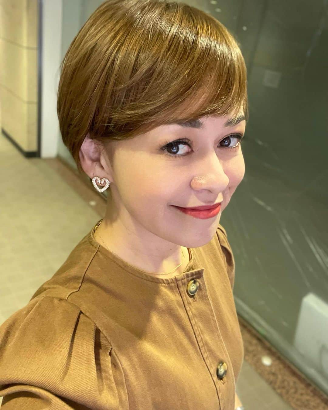 トムセン陽子のインスタグラム：「ヘアカラーチェンジ。  ゴールドがかったマロンブラウンで 秋仕様に🍁彡  髪は伸ばすので、伸ばしやすく整えてもらいました✂️  #NewHair」