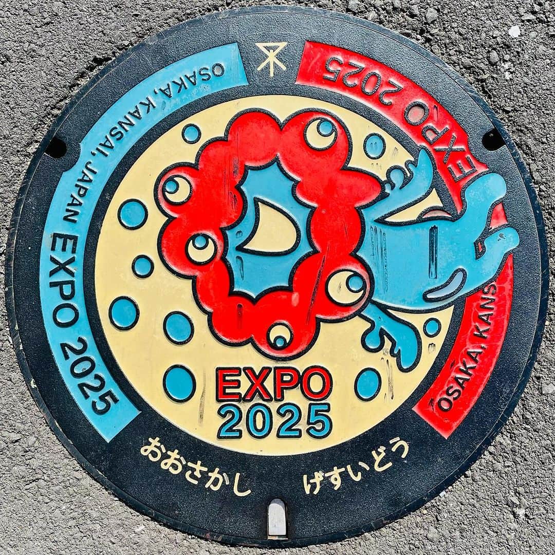 のインスタグラム：「本日は #東京 から #修学旅行 でお越しの #高校生 の皆様の前で 喋らせて頂きました。 都会の高校生はノリがいいね。  写真は帰り道で見つけた #ミャクミャク の #マンホール  #大阪 #大阪観光ナビゲーター #落語」