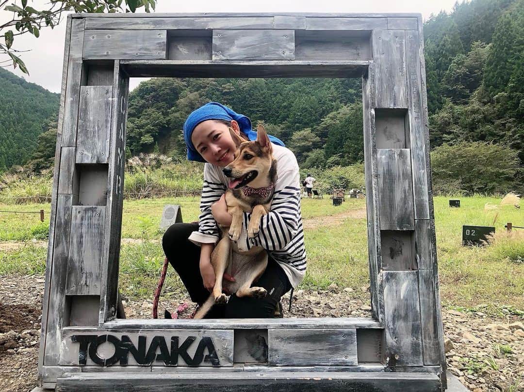 のインスタグラム：「『TONAKA』@tonaka_tokyo  檜原村にオープンしたキャンプ場『TONAKA』のプレオープン第一弾にお邪魔してきました🙏お洒落で素敵なセンターハウス、そして着いた瞬間に金木犀の良い香りがして速攻テンションが上がりました🙌  今回、スペースが区画されている下段サイトで過ごしたのですが、地面に敷き詰められたウッドチップはそのまま座っても気持ちがよく、撤収時にギアを拭く手間が大幅に減って感動…！(撤収不慣れの私にはありがたすぎる)イッヌ様も超絶大喜びでした🐕✨ なんといっても、目に溢れる緑と山に囲まれた景色がいい…！！！うっとり…！！！ 当日、雨が降るか心配だったけど、空気が澄んでいて山々の合間から覗く朧月も見れてとても綺麗でした。キャンプ時、みんなが寝静まった夜にトイレに行こうとすると、真っ暗闇の中をライトを照らしながら恐る恐る行くことになるのですが、TONAKAは街頭の優しい光があり、また洗練されたお洒落なトイレにホッとして夜も安心して爆睡できました笑 キャンパーの皆様と過ごした一泊二日、そろそろギアを集めるだけでなく確実に使うものをピックアップし、厳選しつつ、ちゃんとスタイルを確立していきたいと実感…！！！暑さも遠のいて過ごしやすい季節になってきたのでキャンプ行きまくりたいです🏕️🐕  ※2枚目のカッコえージープは私のではなく高岡家カーです🚗💚」