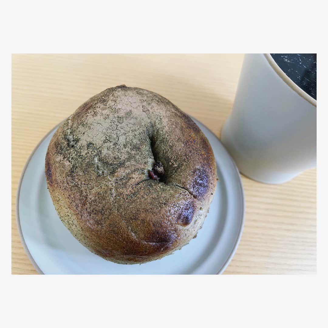 のインスタグラム：「@ma.ru5589 さんの抹茶あんチーズベーグル🥯  このベーグル、 めちゃくちゃ好み😍  もちもち食感の抹茶生地の中には大好きな粒あん、そして抹茶のクリームチーズがたーっぷり巻き込んでありました❤️  抹茶と小豆とクリームチーズのコンビネーション、最高過ぎる🥹  是非また食べたいベーグルです🥯❤️  #ファイブベーグル  #5bagel  #抹茶あん  #クリームチーズ  #ベーグル  #まことパン #まことベーグル #パンスタグラム」