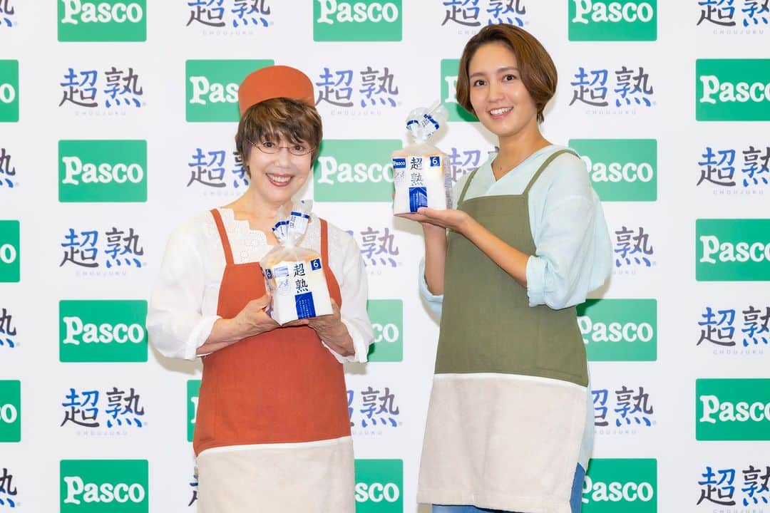 Pasco/敷島製パン株式会社さんのインスタグラム写真 - (Pasco/敷島製パン株式会社Instagram)「#超熟発売25周年 記念✨ ギネス世界記録™ 世界最多人数で挑む 「最大のサンドイッチづくりレッスン」開催！  発売25周年を迎えた10月1日 #超熟の日、東京ビッグサイトにて世界最多人数での「最大のサンドイッチづくりレッスン」というギネス世界記録™に挑戦しました🥪  トークゲストの平野レミさん＆和田明日香さんも登場、会場は大盛り上がり！ そして、いよいよ記録への挑戦、ドキドキの結果発表…‼  …463人でギネス世界記録™に認定されました🎊🎊  これからも皆さまと食の楽しさを共有できるイベントなどを実施してまいります。  #Pasco #パスコ #超熟の日 #超熟 #Pascoのある暮らし #超熟いいね #超熟のある暮らし #超熟発売25周年 #パンレシピ #サンドイッチ #イベント #ギネス世界記録挑戦 #ギネス世界記録 #サンドイッチづくりレッスン #平野レミ #和田明日香 #蓮沼あい」10月2日 14時35分 - pasco.jp