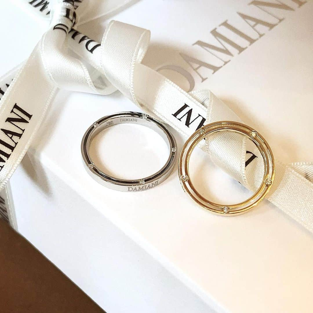 bijouxthreecさんのインスタグラム写真 - (bijouxthreecInstagram)「【DAMIANI】  1924年に誕生し、 来年で記念すべき100年目を迎える イタリアのブランド ”DAMIANI” 🇮🇹  ．  世界的な俳優 ブラッド・ピットのアイディアと ダミアーニの技術により生まれたデザインが こちらの〈 D.SIDE(＝ディ・サイド) 〉コレクション。  英語で「人生の大切な決断」という意味を持つ”Decide”。 そして、重なり合う2本の輪を ダイヤモンドで留めたこちらのデザインは ふたりの「絆」を表現しているんです😌  ダミアーニならではのリングですね✨  店頭ではご試着もできます！ お気軽に見にいらしてくださいませ🍀  ． #damiani #ダミアーニ #結婚指輪 #婚約指輪 #マリッジリング #エンゲージリング #ブライダルリング  #ダイヤモンド #新潟 #古町 #bijouxthreec #ビジュースリーク」10月2日 14時37分 - bijouxthreec