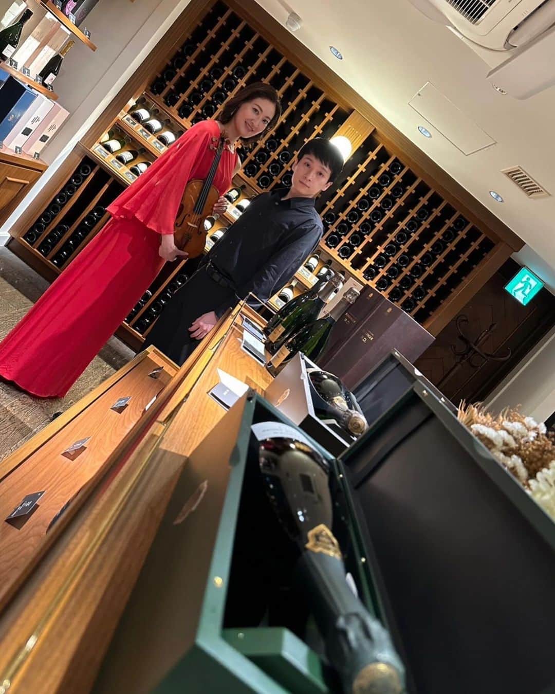 枝並千花さんのインスタグラム写真 - (枝並千花Instagram)「🍾BOLLINGER×MUSIC🎻  4種のシャンパーニュとコラボレーション✨  チェロとのDuoでお楽しみ頂きました♫ 共演は吉田弦さん。  次回はKurgとのコラボレーションイベントです🍾  @chikaedanami  #bollinger #champagne  #枝並千花 #chikaedanami #violin  #violinist」10月2日 14時47分 - chikaedanami