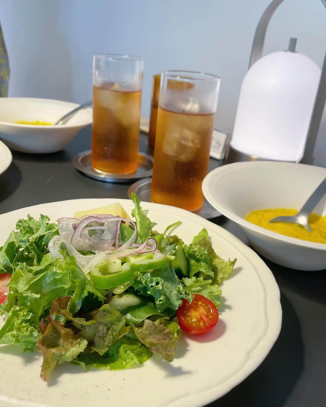 平野友里（ゆり丸）さんのインスタグラム写真 - (平野友里（ゆり丸）Instagram)「🥗  下北沢駅すぐそばにあるカフェ 🍽️🌿 『 #適温 』  去年はじめて行って２回目☺️ ここのランチがすき♡ 新鮮な野菜が沢山のってて、 パンもカリッと焼かれてて 本当においしい🤍  お店の雰囲気も良くて映える🌿  ・ ・ ・ ・  #下北沢 #下北沢カフェ #下北沢グルメ #下北沢ランチ #下北沢カフェ巡り #下北沢駅 #下北沢ごはん #カフェ #カフェランチ #カフェ巡り #カフェ部 #カフェ活 #ゆり丸カフェ巡り #カフェスタグラム #東京カフェ #東京駅グルメ #サラダランチ #サラダ」10月2日 14時47分 - yurimaruchan___