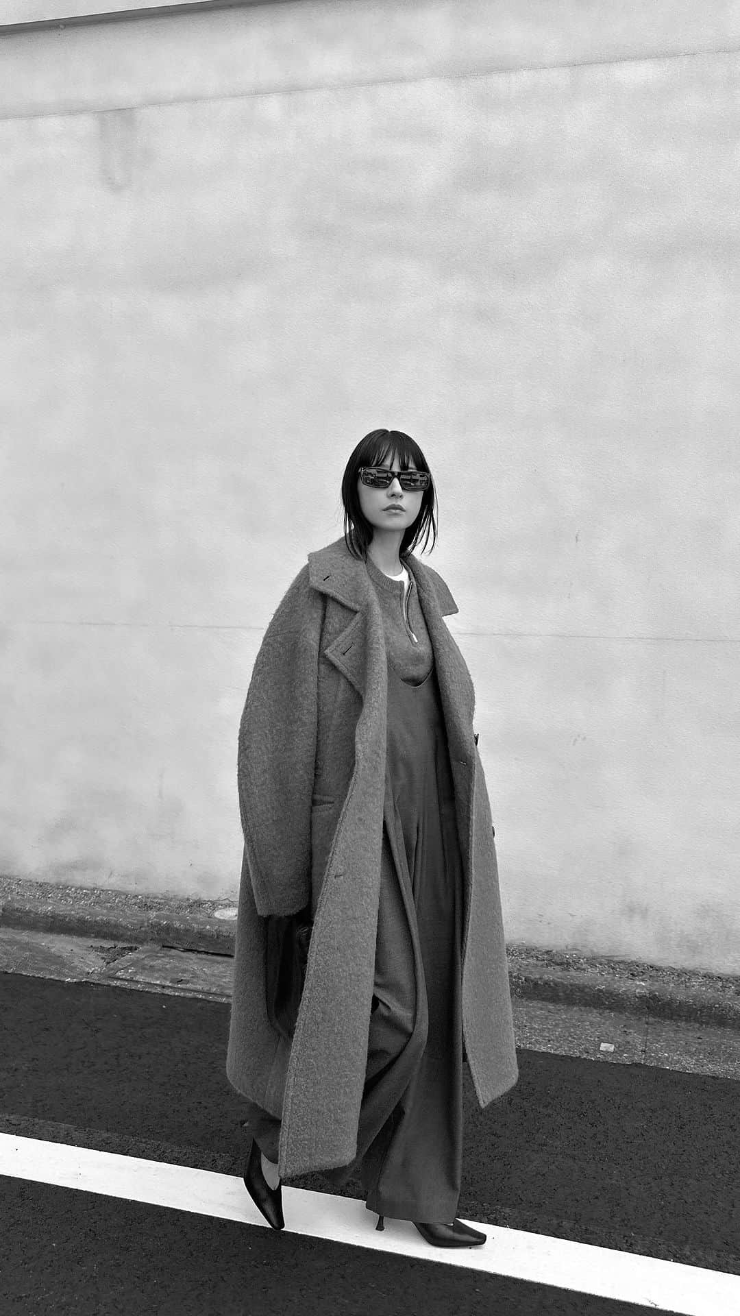 松本恵奈のインスタグラム：「こんにちは◯ 先行予約会でとても人気だったSHORT SHAGGY COCOON OVER COATが遂に明日発売します♡  少し短めの丈感なので、低身長の方にもおすすめ😊 中に着ているアイテムの合わせも好きで写真撮ったからまた載せるね♡ お楽しみにー！  #CLANE #23AW #新作」