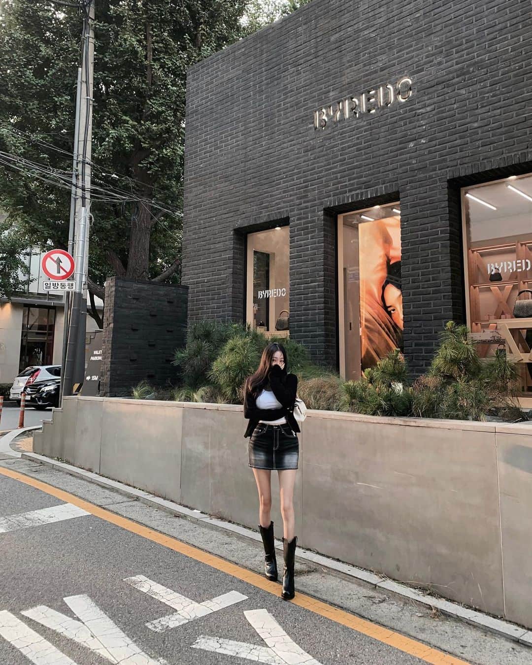 のインスタグラム：「- 결이한테 칭찬받은 옷 🖤 왜 뿌듯하지 .. 🙄 ㅎㅎ」