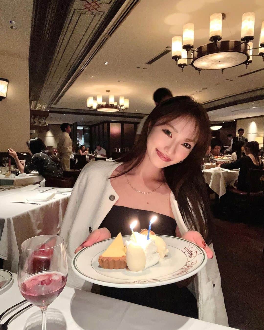 木田絵里香のインスタグラム：「. 27歳になりまして💁🏻🍰🎉 ✉️くれた方ありがとうございます♡ . おにくおいしかった🍖 . #dinner#コーデ#♡#🎂」