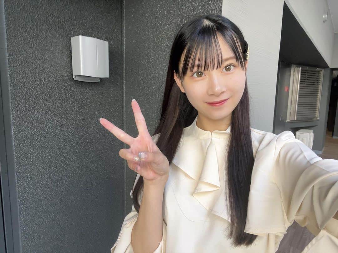 のインスタグラム：「自撮りが下手と言われたんだけど、上手く撮るコツなあに？📸🤍 確かにインスタも他撮りの方がいいね多い、、❤︎🫣」