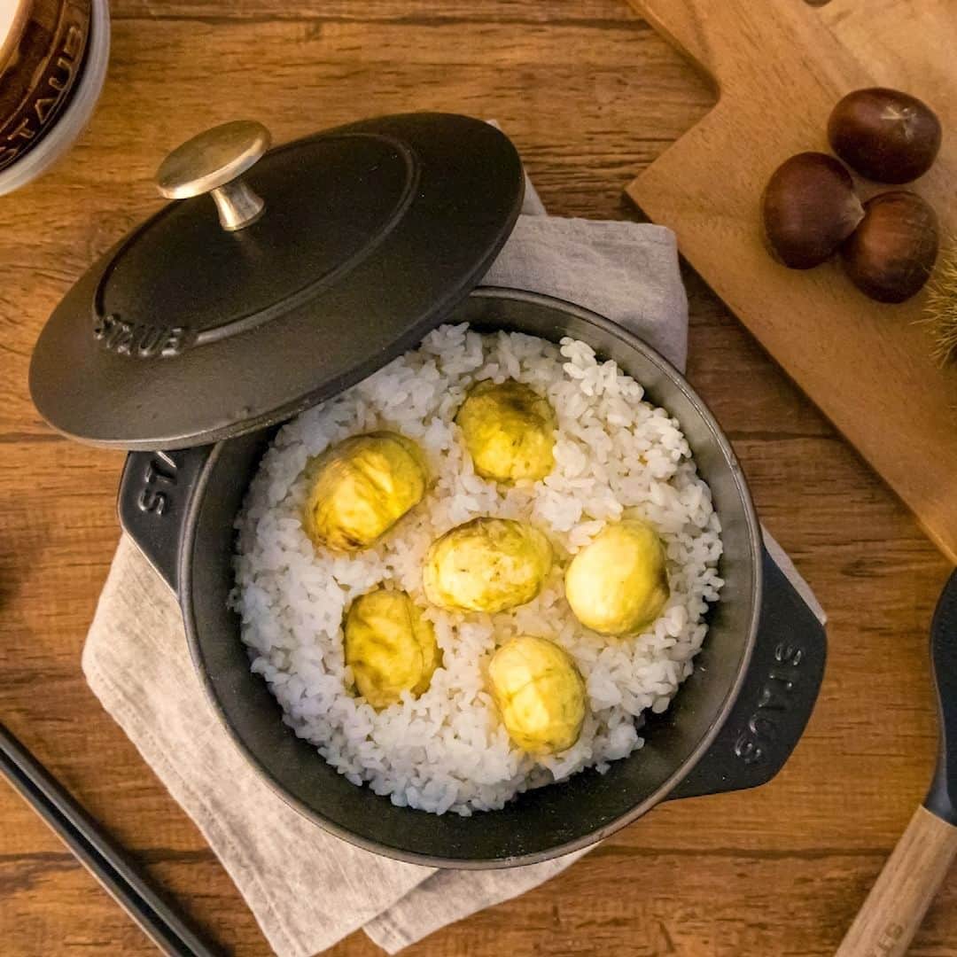 staub ストウブのインスタグラム：「【栗ごはん 🌰】 遅れていた秋がやってきました。スーパーには秋の食材が並び、ストウブの出番も増えるという方もいらっしゃるのでは。この時期におすすめのレシピといえば ”栗ご飯”。鋳鉄に蓄えた熱が芯までじっくり加熱するので、シンプルな作り方でも栗の美味しさが最大限に引き出されます。  こっくりとしたカラーが魅力の シナモンカラーのラ・ココット de Gohan で、栗ご飯を作れば、秋ならでは食卓をさらにお楽しみいただけます。  今なら期間限定で シナモンカラーがプロモーション価格にて発売中。 更に、シナモンカラーのココット￥20,000(税込)以上で購入で、パンプキンノブプレゼントするキャンペーンも。10/31までの期間限定。先着順・なくなり次第終了となります。 →https://www.zwilling.com/jp/sale/cocotte-offers/ プロフィールURL内セールページからもご覧頂けます。  材料 (La Cocotte de GOHAN Mサイズ使用） 米 2合 生栗　10個 水 350cc 酒 小さじ2 塩 小さじ2/3  下準備 生栗はよく洗い、熱湯（分量外）に浸して鬼皮をふやかす。湯が冷めたら包丁で鬼皮、渋皮を剥いて食べやすい大きさに切り、水に浸す。米は研いで15分浸水し、ザルにあげる。  作り方 1. 鍋に米、剥いた栗、酒、塩を混ぜた水を入れ、中火強で加熱する。  2. しっかり沸騰したらひと混ぜし、蓋をして弱火で10分炊く。火を止めて10分蒸らす。 POINT: ボコボコに沸くまで待ち、混ぜるときはサッと手早く  3. 蓋をあけて、さっくりと混ぜる。  **熱湯に入れた栗はそのまま一晩浸けると、渋皮が剥きやすくなります。  #STAUB #ストウブ」