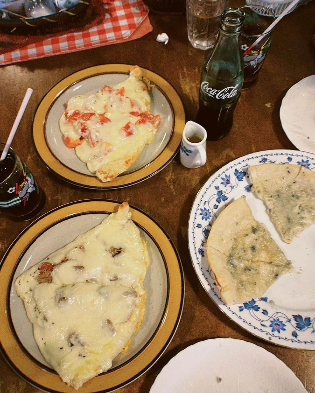三戸なつめのインスタグラム：「ピザにはコーラ！ ２人で３人前食べて腹パンパン🍕 ピザ食べる時ってなんでウキウキするんやろ🍕 #tony'spizza #pizza #吉祥寺 #mito_natsume」