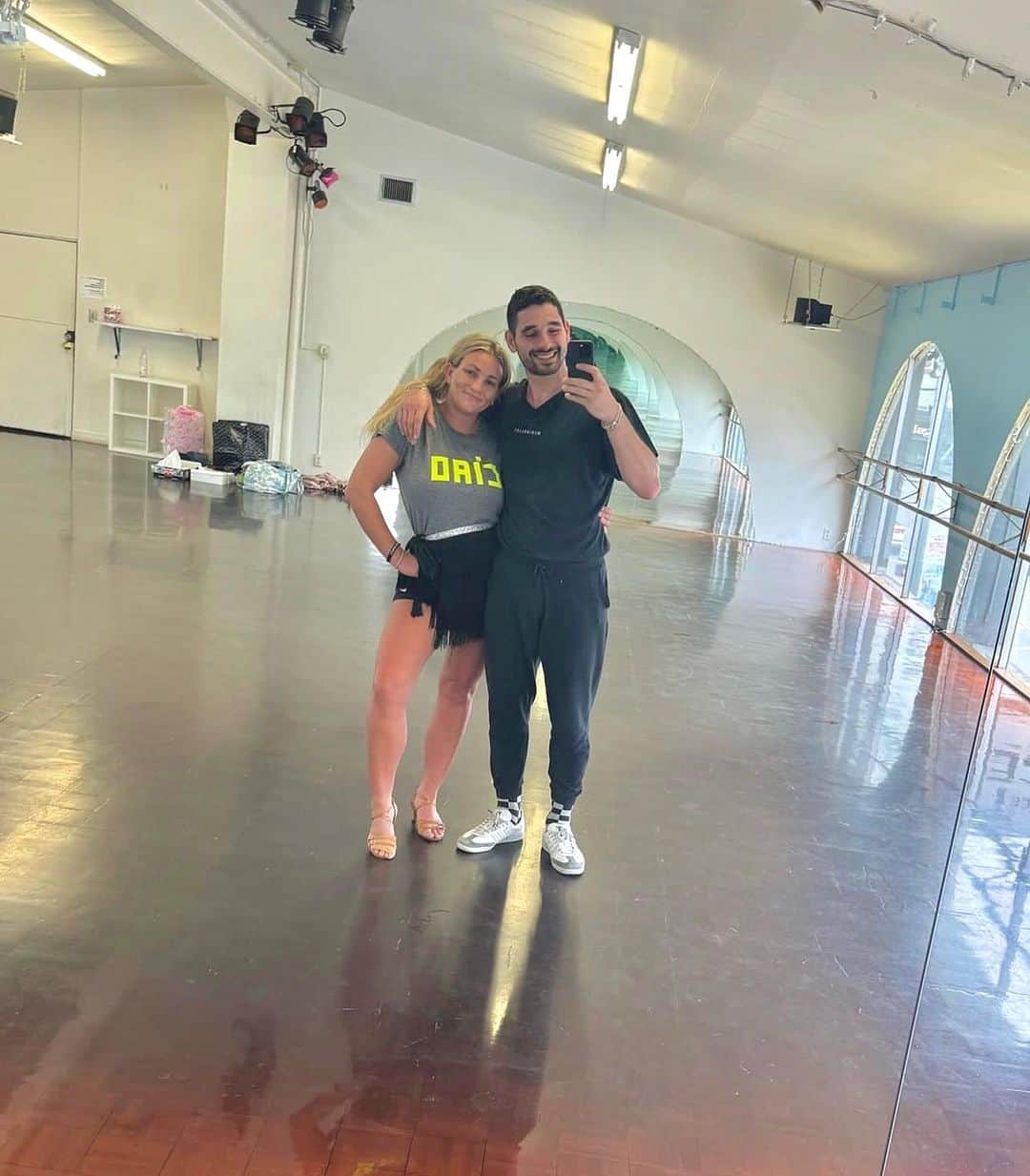 ジェイミー・リン・スピアーズのインスタグラム：「Swipe to see some of my best work yet 💃🏼🪩🕺🏻 (sound on)」