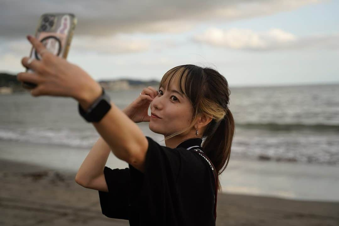 樺澤まどかのインスタグラム：「🐳  海最高〜  こちらは由比ヶ浜  自撮り 黄昏 ダブルピース✌️  来週から毎日海が見える場所に行きます🐳  #樺澤まどか  #由比ヶ浜#鎌倉旅行#鎌倉#旅行#秋#秋コーデ#ポニーテール#ポロシャツ#黒コーデ#ブラックコーデ#海#黄昏autumnfashion#飲み旅行#カメラ旅行」