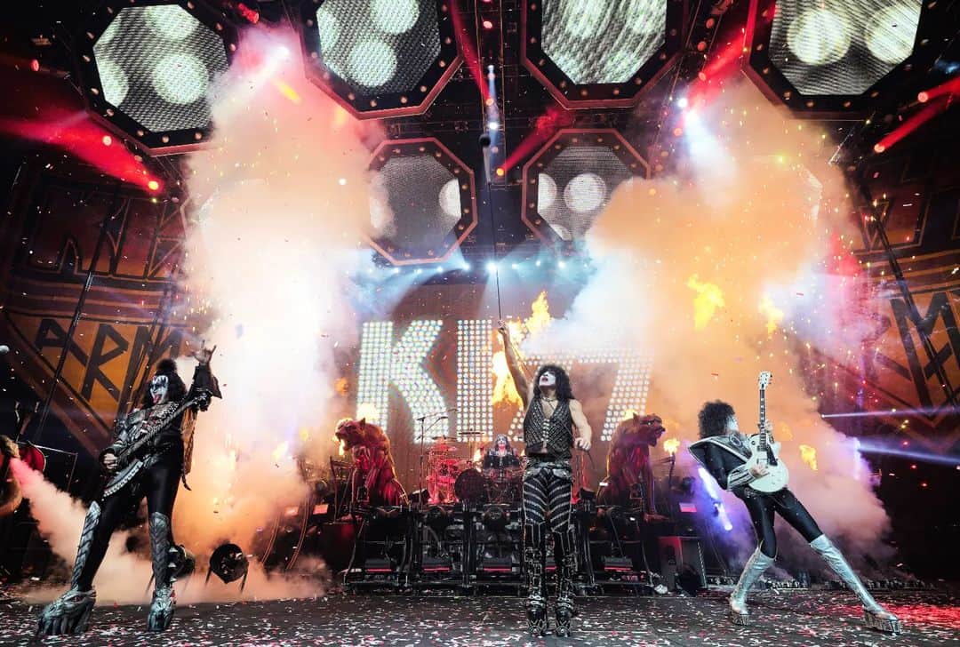 KISSのインスタグラム：「#SYDNEY! Only 5 days left until we invade @accorstadium ! Will you be at our FINAL Australian show ever? #EndOfTheRoadTour @teg_live  Saturday, October 7th - The Final Curtain」