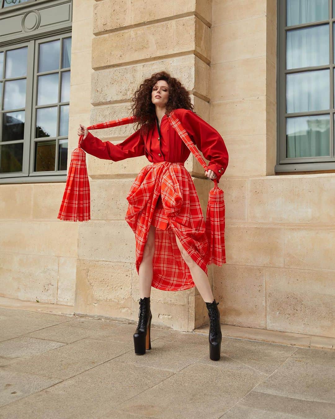 ココ・ロシャのインスタグラム：「Told my team my inspo was @nicolekidman in “Far & Away” for the @viviennewestwood show!」