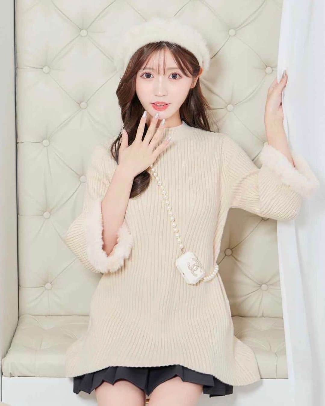 Radyのインスタグラム：「. 袖のファーが可愛すぎ🥹💞  編み地から計算して作った 超くびれシルエットだから🤫✨  着るだけでボディラインを 綺麗に見せてくれますっ🫱🏻‍🫲🏼💗  #Rady #レディ #武藤静香 #ファーニット #秋コーデ」