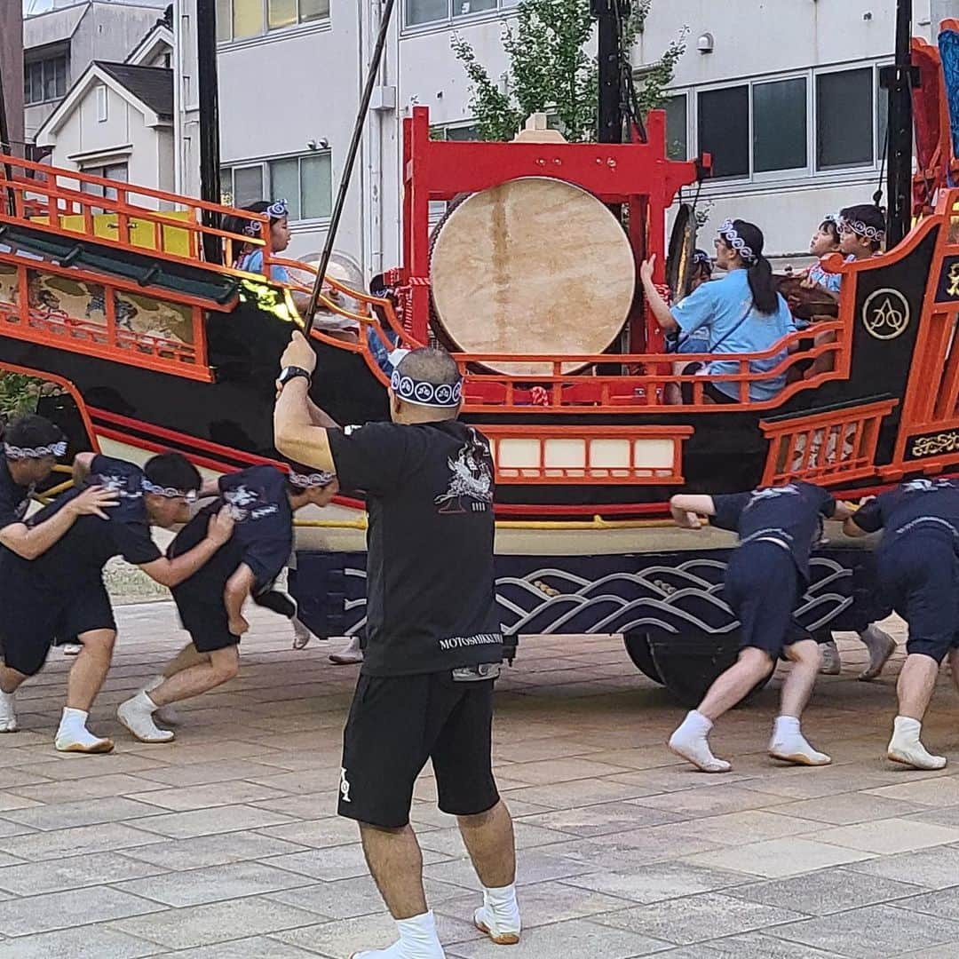 ANAさんのインスタグラム写真 - (ANAInstagram)「日本を旅しよう！✈💙 380年以上の伝統を誇る「長崎くんち」と、美味しい食に溢れる長崎をご紹介🤗  「長崎くんち」は長崎の氏神「諏訪神社」の秋季大祭で、毎年10月7日から3日間、長崎の町を挙げて催されます。 🔹万屋町の演し物（だしもの）「鯨の潮吹き」となります。魚問屋の町として栄えていた1778年ごろから奉納が始まったとされ、江戸時代の古式捕鯨を表現しています。＠長崎県観光連盟 ＜長崎伝統芸能振興会＞https://nagasaki-kunchi.com/ @travel_nagasaki 🔹本石灰町（もとしっくいまち）の演し物は『御朱印船』といい、長崎とベトナムの絆を400年にわたってつなぐ物語が再現されています。6月1日の小屋入りから週5日、毎日総重量5トンの御朱印船を引き回し、稽古を重ねています。 🔹栄町の演し物は『阿蘭陀万歳』。長崎に漂着した二人のオランダ人が生活のために万才を披露しながら正月を祝ってまわった様を表現しています。＠長崎県観光連盟 ＜ながさき旅ネット＞https://www.nagasaki-tabinet.com/   🗾長崎の食材は全部が美味しく、全部が推しだらけ😋 食の魅力を全力で推している「ながおし」サイトには、食材情報がたくさん！ぜひ覗いてみてください✨ 【公式】長崎の食材 ながおし！ https://nagaoshi.pref.nagasaki.jp/ @nagaoshi_nagasaki  数ある食材の中でも、全力推しするのは新鮮な魚を使った「かんぼこ」（”かんぼこ”とは、長崎ものの”かまぼこ”のことです）。このかんぼこを使い、長崎名物のあごだしスープで煮込んだ「長崎おでん」は絶品。是非ご賞味ください！  🏨長崎観光の中心地に位置し、ビジネス基地としての利便性も兼ね備えた都市型ホテル、ANAクラウンプラザホテル長崎グラバーヒル。 南欧風に統一されたインテリア、心地よいベッド、清潔に整えられたリネンやアメニティで旅の疲れを癒します✨ 洋食・和食のブッフェスタイルで地元特産の食材も取り入れ、充実した朝食や、⽉替わりのテーマに沿った料理が楽しめるランチブッフェ。ディナータイムには⻑崎の豊かな⾷材をご堪能いただけるコース料理もご⽤意しています🍽 @anacrownplaza_nagasaki 航空券付きプランはこちら✈ https://ana.ms/43QlDqi  長崎へのお得なクーポンはこちら ✈  https://ana.ms/3PEJyUT  ホテルのご予約はこちら🏨✨ https://ana.ms/44HYeJ0  世界の支店からもチェック🌍 https://ana.ms/45m6O05  #allnipponairways #ana #airplane #airport #japantrip #trip #飛行機 #travel #日本を旅しよう #旅行 #visitjapan #visit #旅行  #長崎 #長崎くんち #祭り #五島列島 #対馬 #壱岐 #nagasaki #matsuri #ANAクラウンプラザホテル長崎グラバーヒル」10月2日 15時10分 - ana.japan