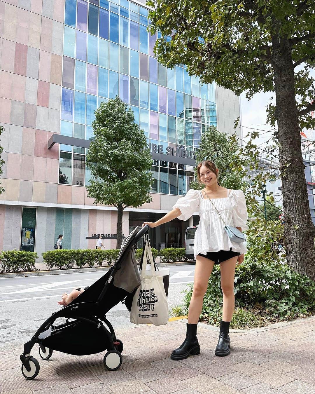 鈴木あやさんのインスタグラム写真 - (鈴木あやInstagram)「👶🏻と渋谷💛東京はちょっと肌寒くなり秋っぽく🍂久しぶりにブーツなんて履いてあがる🥹❤️  最近ベビーカーの便利さにようやく気付いた🥹笑 荷物置けるし @babyzenjapan YOYOは片手でスイスイだからノンストレスだし折りたたみ簡単で本当快適🫶🏻✨ 荷物掛けはニトリで買った頑丈なやつ付けてる！  子連れ移動ももう慣れてきたなぁ〜💖👶🏻  #子連れ #子連れお出かけ #ベビーカー #ベビーカーグッズ」10月2日 15時11分 - techitechiaya