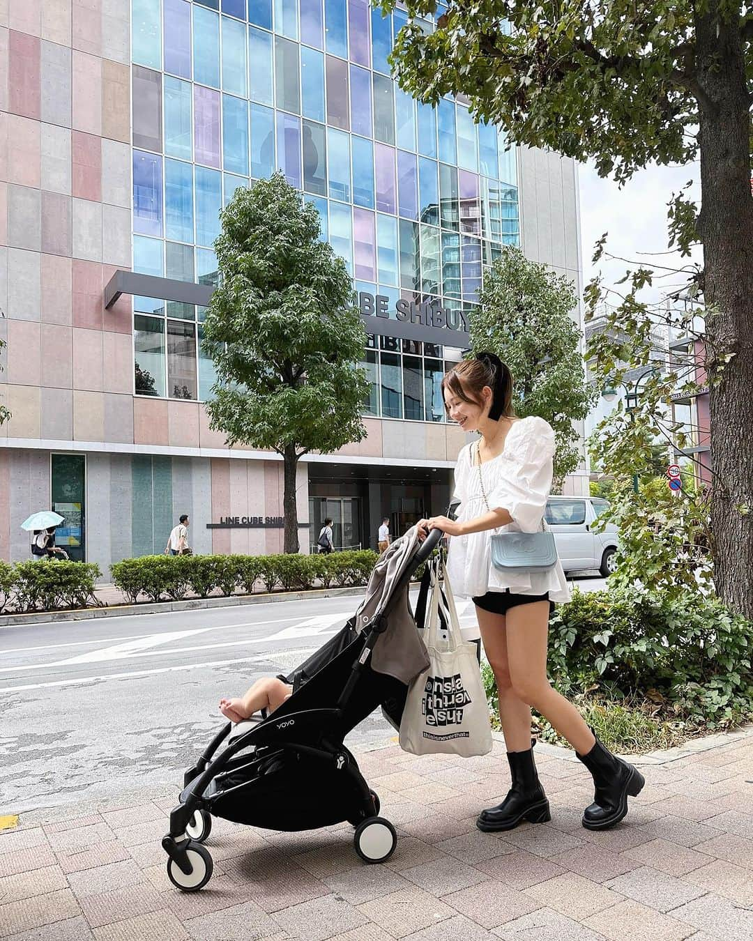 鈴木あやのインスタグラム：「👶🏻と渋谷💛東京はちょっと肌寒くなり秋っぽく🍂久しぶりにブーツなんて履いてあがる🥹❤️  最近ベビーカーの便利さにようやく気付いた🥹笑 荷物置けるし @babyzenjapan YOYOは片手でスイスイだからノンストレスだし折りたたみ簡単で本当快適🫶🏻✨ 荷物掛けはニトリで買った頑丈なやつ付けてる！  子連れ移動ももう慣れてきたなぁ〜💖👶🏻  #子連れ #子連れお出かけ #ベビーカー #ベビーカーグッズ」