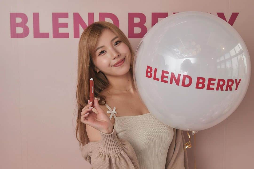 倉田瑠夏さんのインスタグラム写真 - (倉田瑠夏Instagram)「BLEND BERRYさんのイベントへ💄  発色も良くプルプルリップになるリップバルーン💕 めちゃめちゃ良すぎて話題になってる理由がわかりました🥹✨  私は004番のヌーディピンクと005番のまろみベージュをゲットしたよ☺️🤍  #blendberry #ブレンドベリー #リップバルーン #リップ #新作コスメ #コスメ #化妝品 #美容 #lip #cosme #girl #japanesegirl #时装 #ootd #ファッション #ワンピースコーデ #私服 #ベージュコーデ #萌 #photo #模特 #粉我 #tbt #swag #动漫 #扎心了#ロフト #pr #lemonsquare🍋」10月2日 15時17分 - ruka.kurata