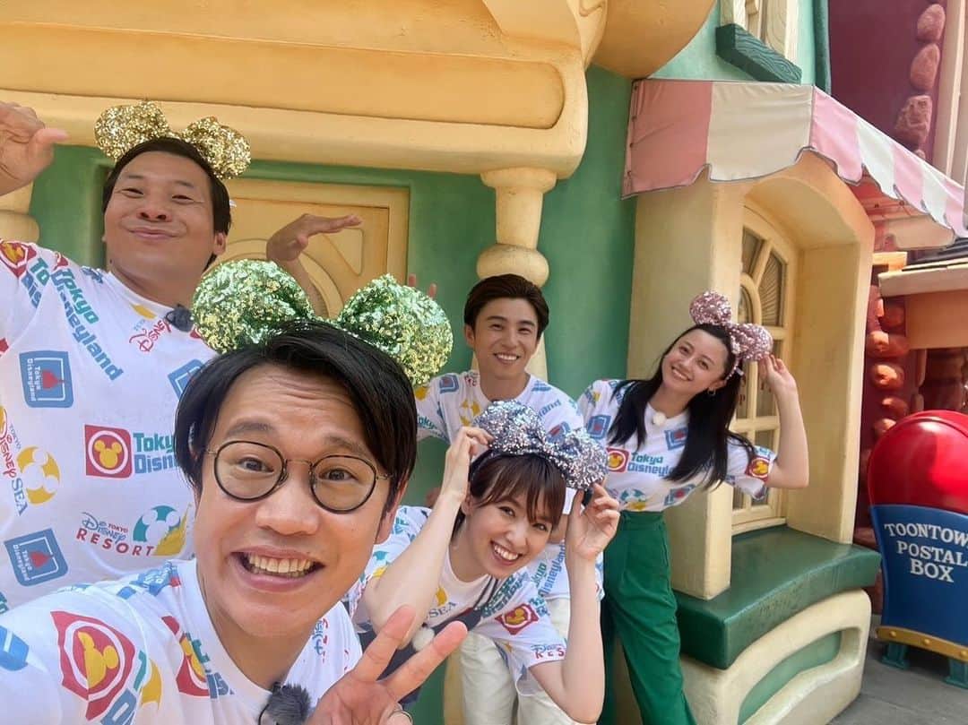 のインスタグラム：「・ ・ 夏の思い出☀️  安定の時差投稿です。 すみません🙇  気がついたら10月になっていました。こわいです。早いです。  この日はプチブランチメンバーでディズニーロケ🌻 パレードやらアトラクションやらでびしょびしょになったのに暑すぎて15分で乾いた笑 最高ぅ〜！！みんないい笑顔です☺️  ラストの写真は本当に奇跡🤣 平子さんのお顔にボールが被ってしまいました… この写真で5分くらい大笑いしてた記憶が笑 良き写真〜」