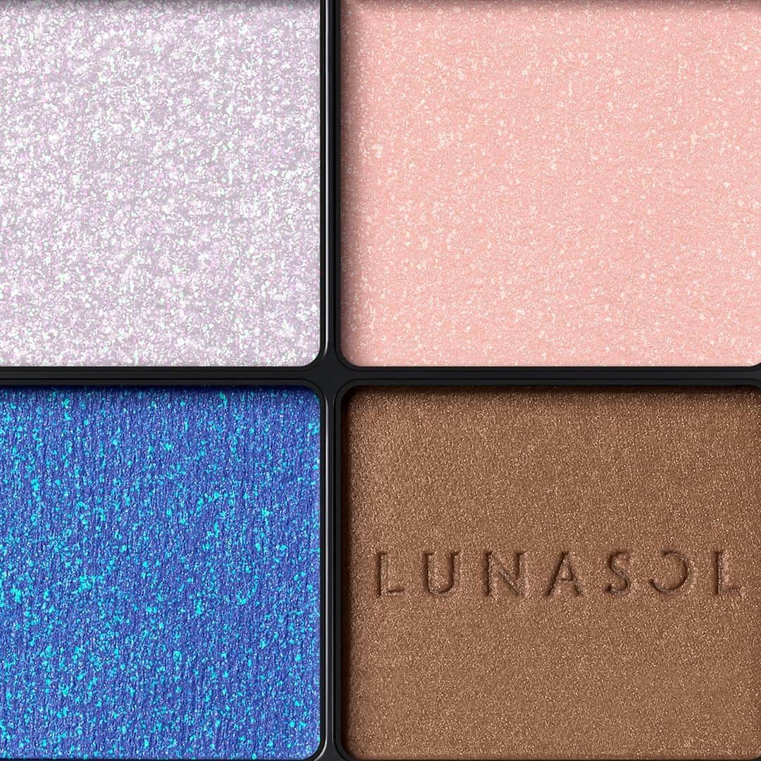 ＬＵＮＡＳＯＬのインスタグラム：「2023.9.22NEW ⁡ 𝐂𝐨𝐬𝐦𝐢𝐜 𝐖𝐨𝐧𝐝𝐞𝐫 No.2 "The Infinite Universe"無限の宇宙 ⁡ ✴︎EYE COLORATION EX33 Galaxy Loop 赤みを秘めたブルーとシルバーが 銀河のように光り輝く、モードな印象のギャラクシーループ ⁡ 左上：濡れたようなきらめきを与えるカラー 右上：彩りを軽やかになじませるカラー 左下：鮮やかながら透明感のある発色でドラマティックに彩るカラー 右下：光沢を感じる深みでバランスを整えるカラー ⁡ #2023#new#makeup#eyeshadow#mascara#lip#cheek#nail#BEAUTY#LUNASOL#ルナソル」