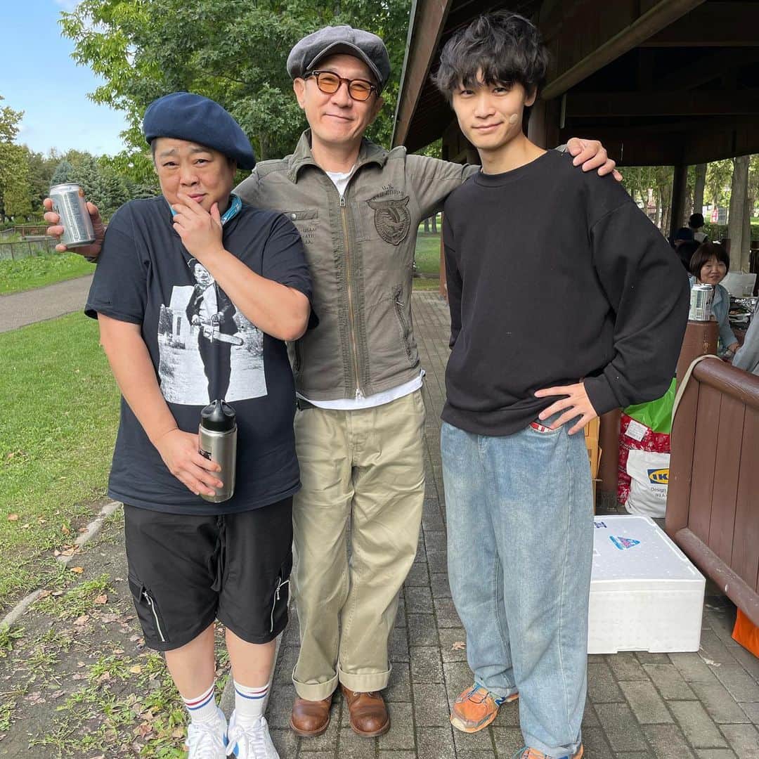 ホルスタイン・モリ夫さんのインスタグラム写真 - (ホルスタイン・モリ夫Instagram)「大好きな元チェッカーズのベース、大土井裕二さんのツアー「大土井でショーin札幌」を我が  @snacksalo でやってくれました！「恋のGO GO DANCE!!」を弾き語りで歌ってくれた時は嬉し過ぎて鳥肌、涙目、脳みそパニックになりました🔥 翌日は「大土井のアウトドアでショー」にマヒロと参加。 マヒロと裕二さんで音楽とベースの話しで盛り上がり。それ見て母心勃発でまた涙目。ファンの皆様も素敵過ぎで最高BBQでした🔥 夢のような嬉ション2ディズをありがとう🔥 で、出勤前にコーヒー&シガレッツしにザジ寄ったら偶然にもありちゃんに遭遇。 最近、ありちゃんとマヒロとばかりいるような気がする。 #大土井裕二 さん #大土井でショー  #恋のgogodance  #ilovesayonara  #スナックサロ #さとらんど」10月2日 15時30分 - morry_aroi
