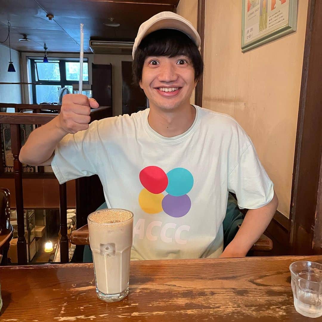 ホルスタイン・モリ夫さんのインスタグラム写真 - (ホルスタイン・モリ夫Instagram)「大好きな元チェッカーズのベース、大土井裕二さんのツアー「大土井でショーin札幌」を我が  @snacksalo でやってくれました！「恋のGO GO DANCE!!」を弾き語りで歌ってくれた時は嬉し過ぎて鳥肌、涙目、脳みそパニックになりました🔥 翌日は「大土井のアウトドアでショー」にマヒロと参加。 マヒロと裕二さんで音楽とベースの話しで盛り上がり。それ見て母心勃発でまた涙目。ファンの皆様も素敵過ぎで最高BBQでした🔥 夢のような嬉ション2ディズをありがとう🔥 で、出勤前にコーヒー&シガレッツしにザジ寄ったら偶然にもありちゃんに遭遇。 最近、ありちゃんとマヒロとばかりいるような気がする。 #大土井裕二 さん #大土井でショー  #恋のgogodance  #ilovesayonara  #スナックサロ #さとらんど」10月2日 15時30分 - morry_aroi