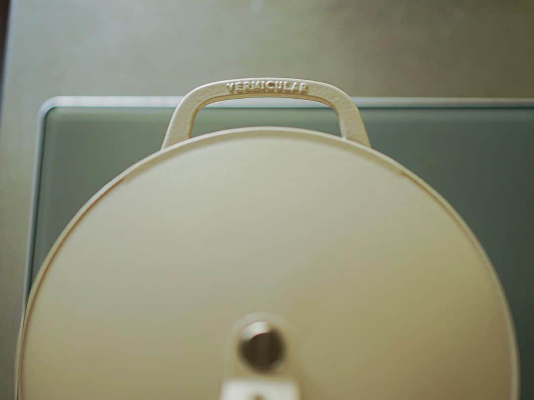 つがねゆきこさんのインスタグラム写真 - (つがねゆきこInstagram)「. New in 🥘✨  我が家はリネンベージュに。  陶器のような質感は、他では見たことがない。。 コレが決め手でした。  空間の中にあると影が落ちた時に また少し違う印象に。  表面を撮りたかったのに ロゴにフォーカスしてしまった2枚目の写真、、  新製品発表会で使った様子は ストーリーズにあげます〜  話題のリクラフト、 既存ユーザーを置いてけぼりにしないって聞いたら鳥肌が立った。  元々の素材の関係で（バーミキュラはとても精密な金属の配合で出来ている）簡単な話では無かったという。  息子がリクラフトプログラムに興味津々。 （鉄を溶かしてみたいお年頃）  いや、すごいよねこれ。  #vermicular #バーミキュラ  #ovenpot #ovenpot2 #バーミキュラ好きと繋がりたい #バーミキュラレシピブック見てね」10月2日 15時25分 - yukiko_tsugane