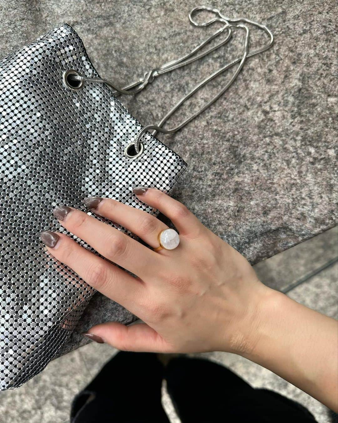 shizuka.watanabeのインスタグラム：「@odul.jewelry のring〜💍  moon walk ring(ムーンウォークリング) 満月のお月様をイメージして作ったring✨  ぷっくりしたカボションカットのストーンに対して、バンドを華奢な作りにしているので女性らしさを引き立たせてくれるつくり♪  レインボームーンストーンは光の当たる角度によって浮き出る光の筋が綺麗です✨  #oduljewelry #オジュール　#ring #手元倶楽部 #手元くら部 #天然石　#天然石リング #accessory」