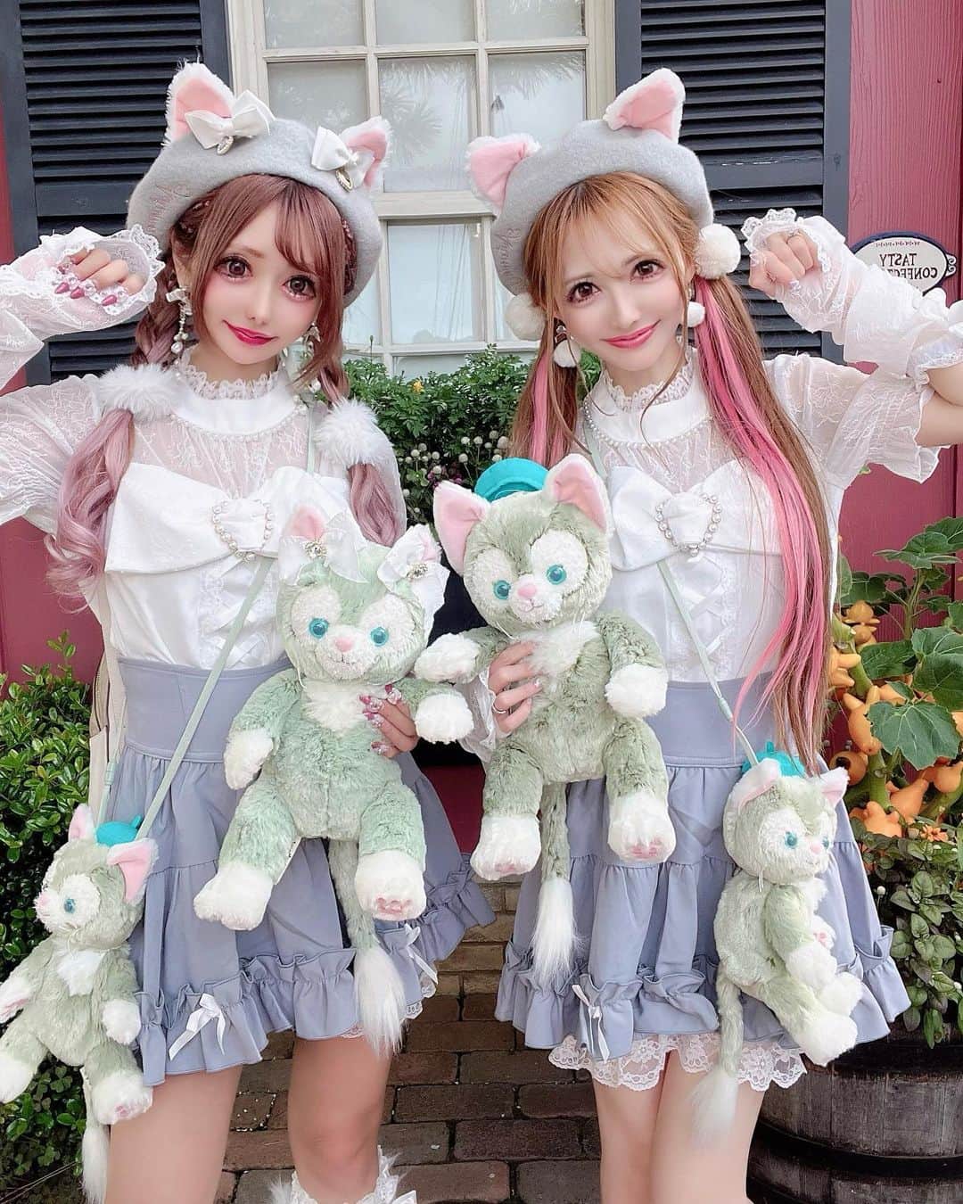 のインスタグラム：「♡ なめちゃんとぷりめろ✖️ジェラトーニこーで🐱🎀💓💓💓💓 ♡ ぷりめろ新作のレースアームウォーマー付きトップスとアイスブルーのスカート💗💗 レースのアームウォーマー可愛くてお気に入り🥰🎀💓 ♡ ジェラトーニのベレー帽と色味がぴったりだった〜😘👗👒💕 いつも完ぺきに可愛いなめちゃんすきぴ😘🎀🩷🩷🩷🩷🩷🩷 ♡ #ぷりめろ #ジェラトーニ #ジェラトーニコーデ #ジェラトーニグッズ」