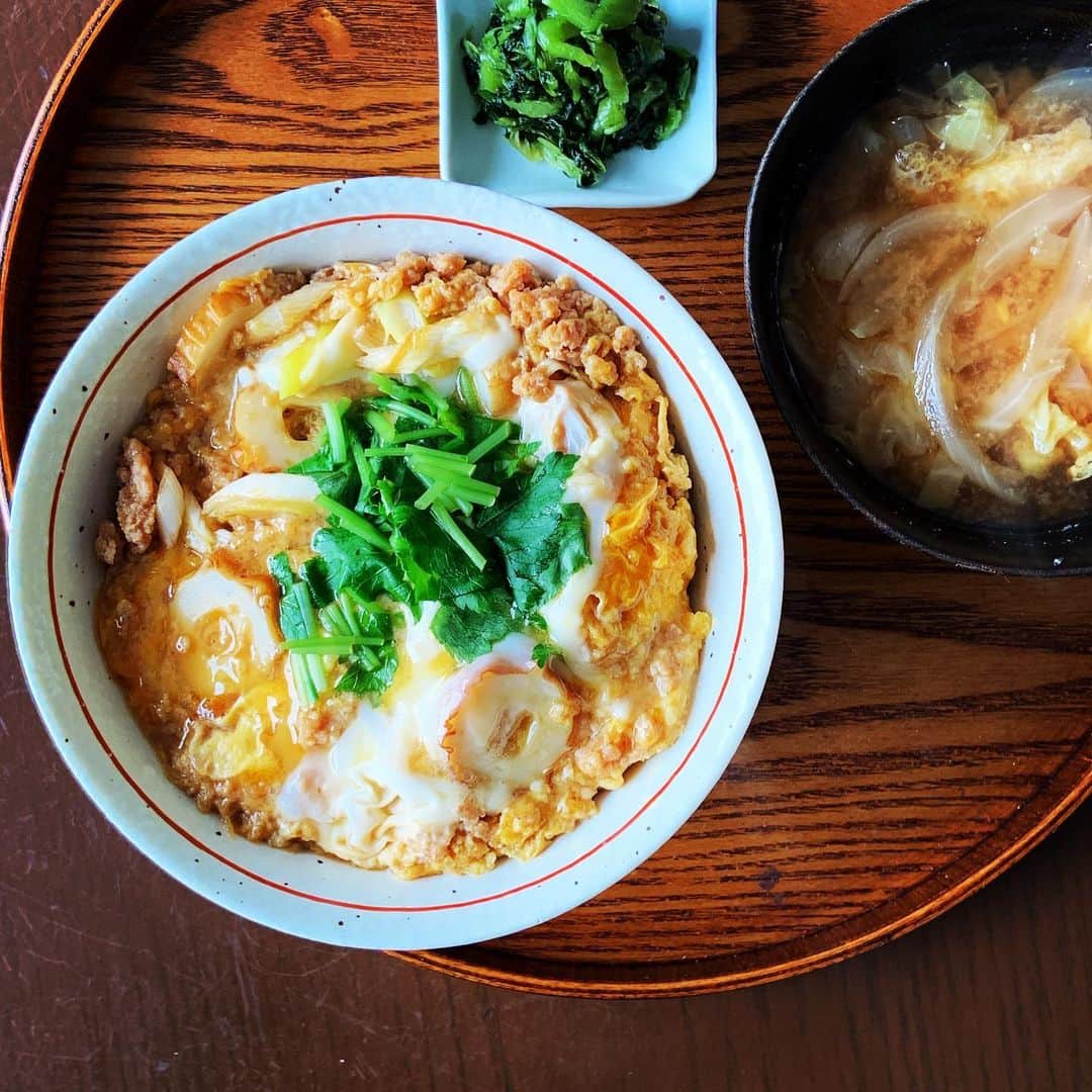 のインスタグラム：「作り置きの鶏そぼろを使って親子丼に。 カサ増しにちくわも投入。卵でゆるくとじて炊きたてご飯に。甘辛味がほっとする。 お味噌汁はキャベツ、玉ねぎ、油揚げ。  #鶏そぼろ #鶏そぼろ親子丼 #作り置き #作り置きレシピ」