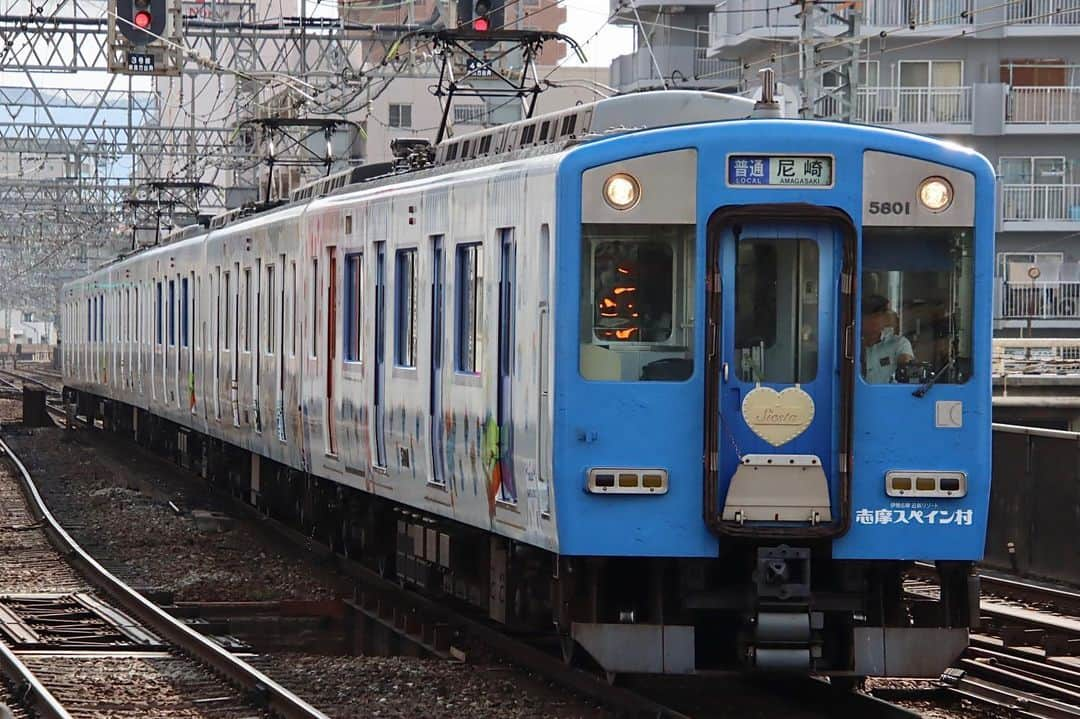 徳永ゆうきさんのインスタグラム写真 - (徳永ゆうきInstagram)「. . 近鉄は ラッピング車両も多いので 飽きないですねぇ〜 . -2023.09.11- . #鉄道写真 #撮り鉄 #鉄道好き #近畿日本鉄道 #近鉄 #近鉄電車 #奈良線 #近鉄奈良線 #鶴橋駅 #5800系 #普通 #尼崎行き #ラッピング車両 #志摩スペイン村」10月2日 15時33分 - tokuchan_1113