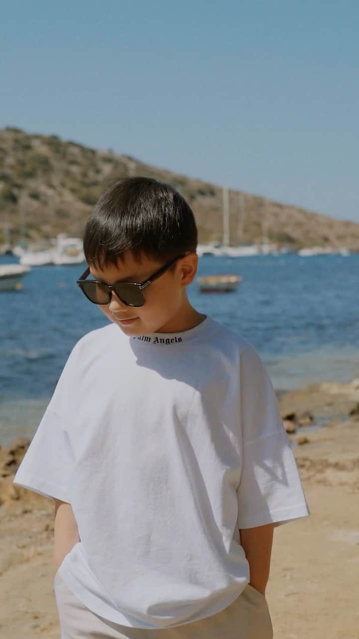 キム・イムのインスタグラム：「Introducing Kyden the SHARK   Thank you my dearest Thai team(family) @clearfc for this video. You guys really rocks!」