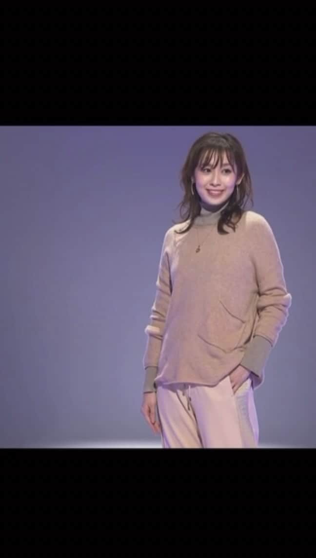 白姫あかりのインスタグラム：「. 10/1 (日) ⭐️23:00〜 📺QVC japan 👗Kawai Okada ~自分の時間~  10月のQVCはFashion month👗✨ イベント月、1日目の Fashion Runway Liveに 出演させていただきました🎵  2人でランウェイ歩いたり 別スタジオに着用モデルとして入らせてもらったり 濃厚で新鮮な一時間でした😊  2人でのウォーキングは初めてだったので 姫央さん @kio_ryu_ryu がリードしてくださり🥺 右半身の感覚全てを使って意識してたら 面白いくらいシンクロしてしまいました🤣  かわいい佳奈ちゃん @kana_hirata_ とも 楽しく歩けて良かった💛  動画には映ってないのですが 吏沙さん @lisa._.shiomi とも ご一緒させていただいて ４人でのオンエアでした✨  そして動画後半のスタジオでの着用モデル ナビゲーターさんとゲストの方の 生放送ならではのドキドキ感あるトークタイム🎵 チャーミングでパワフルな岡田可愛さんと 優しい湯浅ナビさん @qvc_yuasa に挟んでいただき 頑張りました❗️  笑顔の絶えない1時間 ありがとうございました✨✨  #qvc #qvcジャパン  #fashion #model  #ladiesfashions  #fashionmodel #fashionevent  #autumnfashion  #fashionrunwaylive  #秋コーデ 　#カジュアル」