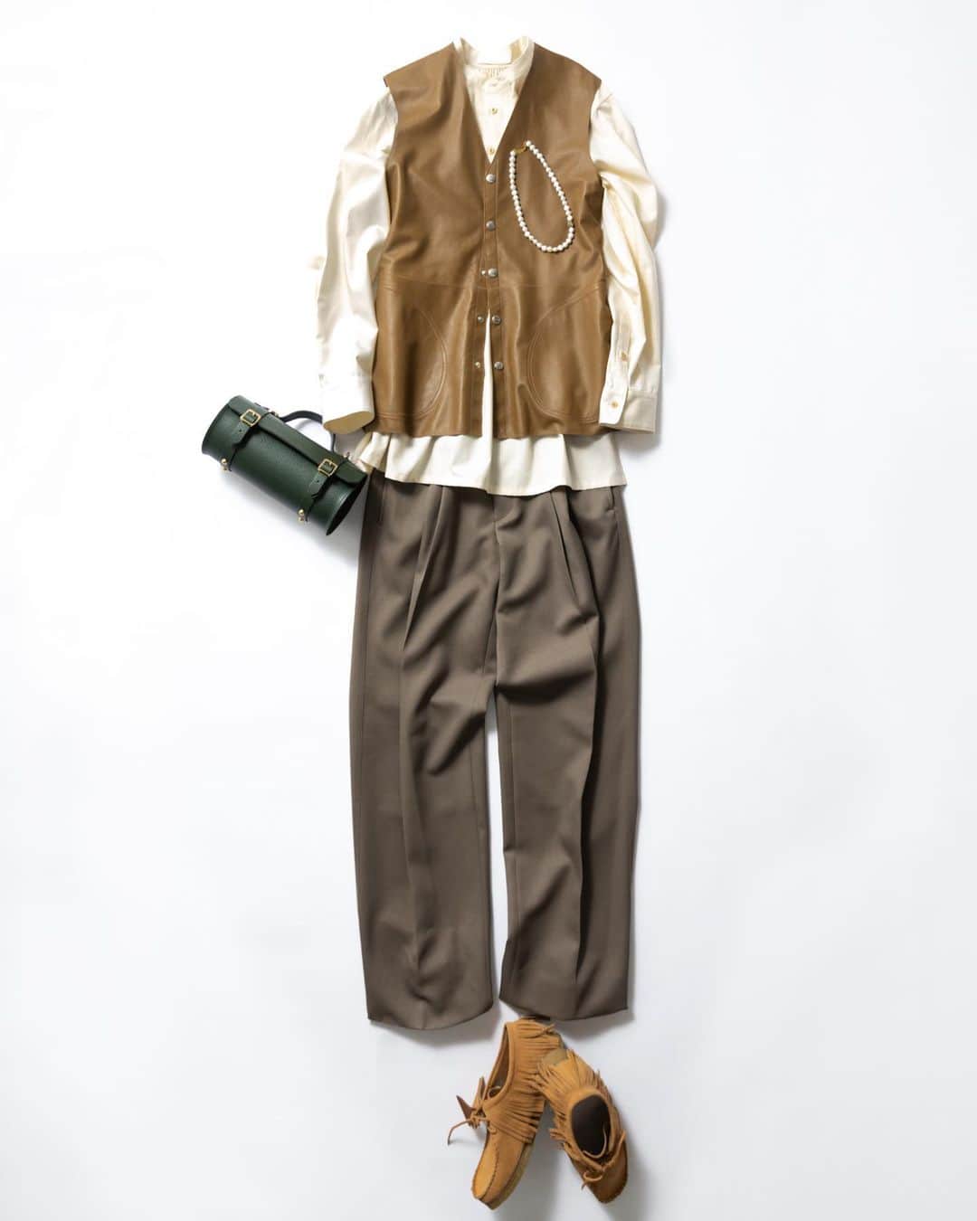 Fashionsnap.comさんのインスタグラム写真 - (Fashionsnap.comInstagram)「【特集】個性派ベストで秋支度を、秋に楽しみたいスタイリング6選  秋の訪れがなんとなく見えてきたこの頃、気になる先取りアイテムは、いつものトップスにレイヤードすることで印象をガラッと変えられる「ベスト」からチェックするのが吉。今回はこの秋に着たいベストをF/STOREからピックアップ。おすすめのスタイリングと併せてご紹介します。  記事全文は @fashionsnapcom プロフィールのリンクから🔗  @fashionsnap.store  @hatroid @jane____smith @inscrire_official @cinoh_official @ouat_tokyo @misterit75003 #hatra #janesmith #inscrire #cinoh #ouat #misterit #ベスト #ジレ #トレンド #fstore」10月2日 15時56分 - fashionsnapcom