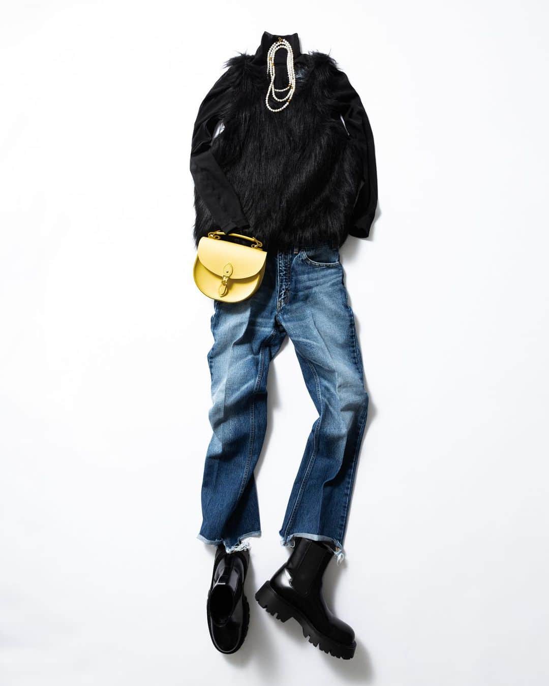 Fashionsnap.comさんのインスタグラム写真 - (Fashionsnap.comInstagram)「【特集】個性派ベストで秋支度を、秋に楽しみたいスタイリング6選  秋の訪れがなんとなく見えてきたこの頃、気になる先取りアイテムは、いつものトップスにレイヤードすることで印象をガラッと変えられる「ベスト」からチェックするのが吉。今回はこの秋に着たいベストをF/STOREからピックアップ。おすすめのスタイリングと併せてご紹介します。  記事全文は @fashionsnapcom プロフィールのリンクから🔗  @fashionsnap.store  @hatroid @jane____smith @inscrire_official @cinoh_official @ouat_tokyo @misterit75003 #hatra #janesmith #inscrire #cinoh #ouat #misterit #ベスト #ジレ #トレンド #fstore」10月2日 15時56分 - fashionsnapcom
