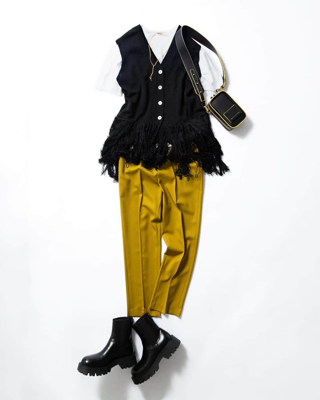 Fashionsnap.comさんのインスタグラム写真 - (Fashionsnap.comInstagram)「【特集】個性派ベストで秋支度を、秋に楽しみたいスタイリング6選  秋の訪れがなんとなく見えてきたこの頃、気になる先取りアイテムは、いつものトップスにレイヤードすることで印象をガラッと変えられる「ベスト」からチェックするのが吉。今回はこの秋に着たいベストをF/STOREからピックアップ。おすすめのスタイリングと併せてご紹介します。  記事全文は @fashionsnapcom プロフィールのリンクから🔗  @fashionsnap.store  @hatroid @jane____smith @inscrire_official @cinoh_official @ouat_tokyo @misterit75003 #hatra #janesmith #inscrire #cinoh #ouat #misterit #ベスト #ジレ #トレンド #fstore」10月2日 15時56分 - fashionsnapcom
