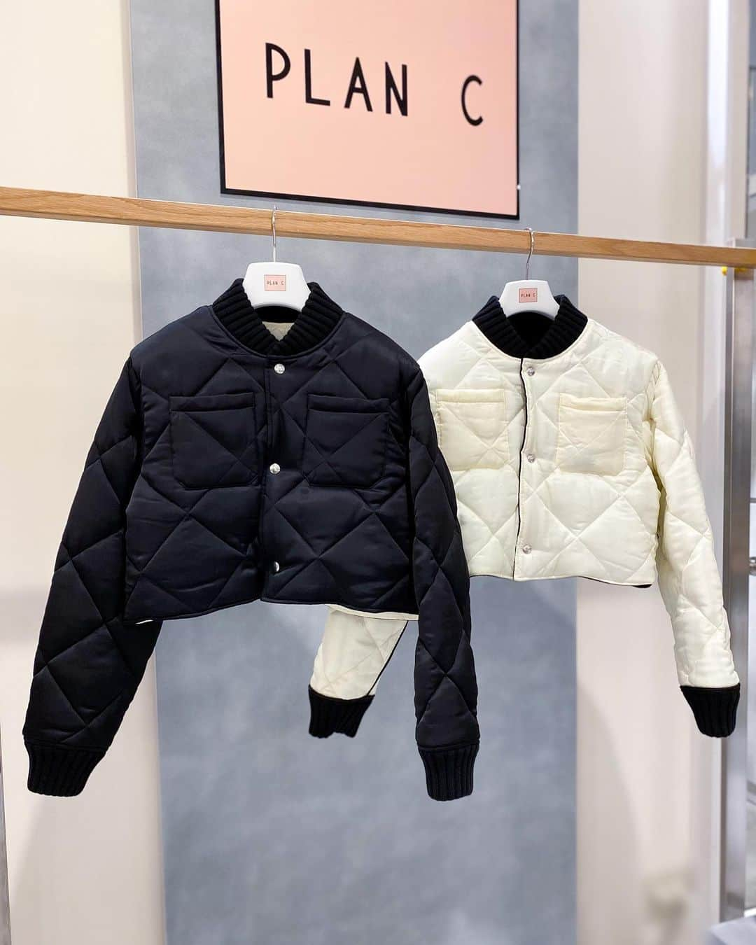 HANKYU.MODEさんのインスタグラム写真 - (HANKYU.MODEInstagram)「． PLANC 23AW NEW ARRIVAL At 3F MODE  「ALIITA」と「PLAN C」より、新作アイテムをご紹介。  Page2 コート　327,800円 ジレ　218,900円  Page3　ジャケット(reversible)　各201,300円 Page4　ニット　各145,200円  Page5 ブラウス　125,400円 パンツ　163,900円  Page6 左）サロペット　165,000円 ブラウス　90,200円 右）サロペット　211,200円  Page7 ニット　149,600円 スカート　139,700円  Page8 コート　273,900円 バッグ　71,500円  Page9 ネックレス(汽車)　49,500円 ネックレス(きのこ)　101,200円  Page10 カメオリング　121,000円 ハートリング　34,000円 コードブレスレット　26,400円  #aliita #アリータ #planc #プランシー #hankyumode #阪急うめだ本店 #うめはん #ファッション #コート #ジャケット #ニット #サロペット #ブレスレット #リング  #hankyumode23awouter #hankyumode23awaccessory」10月3日 12時00分 - hankyumode