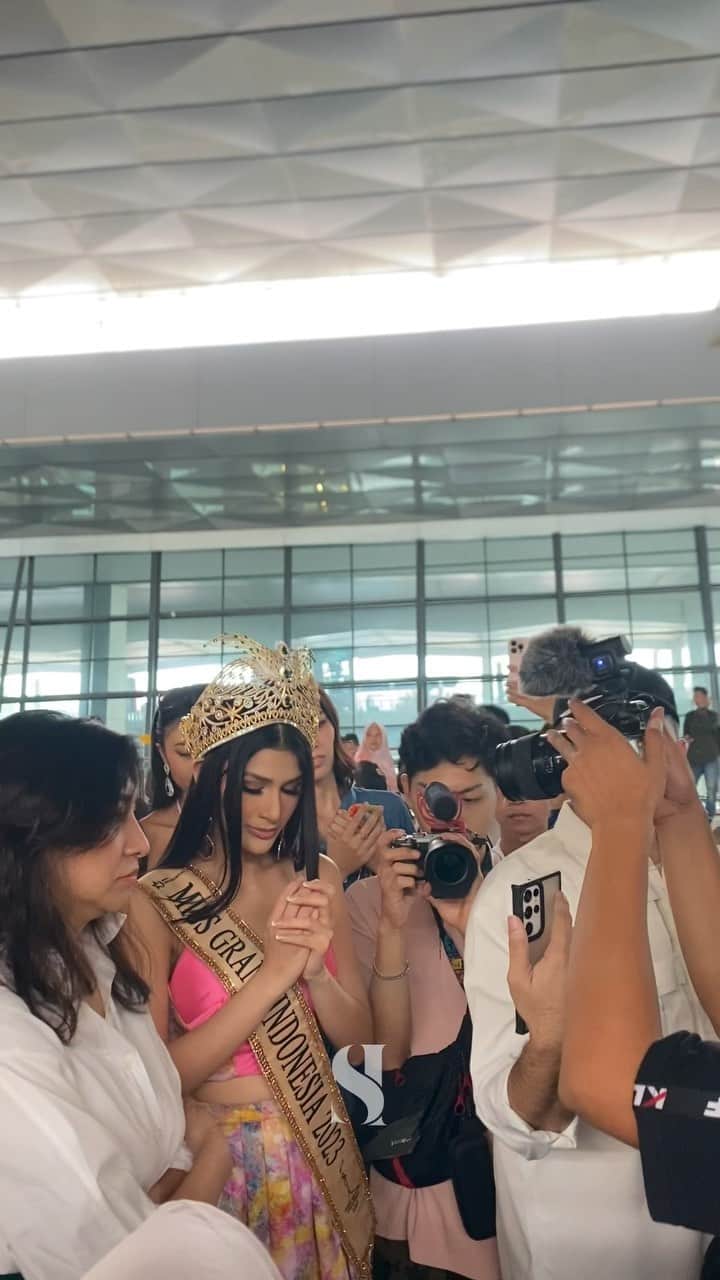 Ivan Gunawanのインスタグラム：「Dear @ritassyawellgreat   Today is the day, finally hari ini kamu berangkat menuju Vietnam untuk Miss Grand International 2023 membawa nama Indonesia. Dengan segala persiapan dan usaha yang sudah kamu lalukan dan team @yayasanduniamegabintang semoga memberikan hasil yang terbaik.  Kita tahu bagaimana kamu berjuang sejauh ini, bagaimana kamu bangkit dari setiap jatuh bangun yang terkadang menyakitkan, namun kamu kuat dan tegar sehingga bisa menjadi Cia yang saat ini.  Jangan menjadikan ini sebuah beban, tapi jadikan ini kekuatan demi mengharumkan sang pusaka merah putih, Indonesia. Ini bukan cuma tentang Cia dan Yayasan, Ini demi Kita, Indonesia.  Kami percaya, semesta tidak akan pernah salah memilih takdirnya. Love u ciaaa. Believe in you!   Love Minsash 🇮🇩  #sashindonesia🇮🇩 #yayasanmissmegabintangindonesia #MissGrandInternational #INDONESIA」