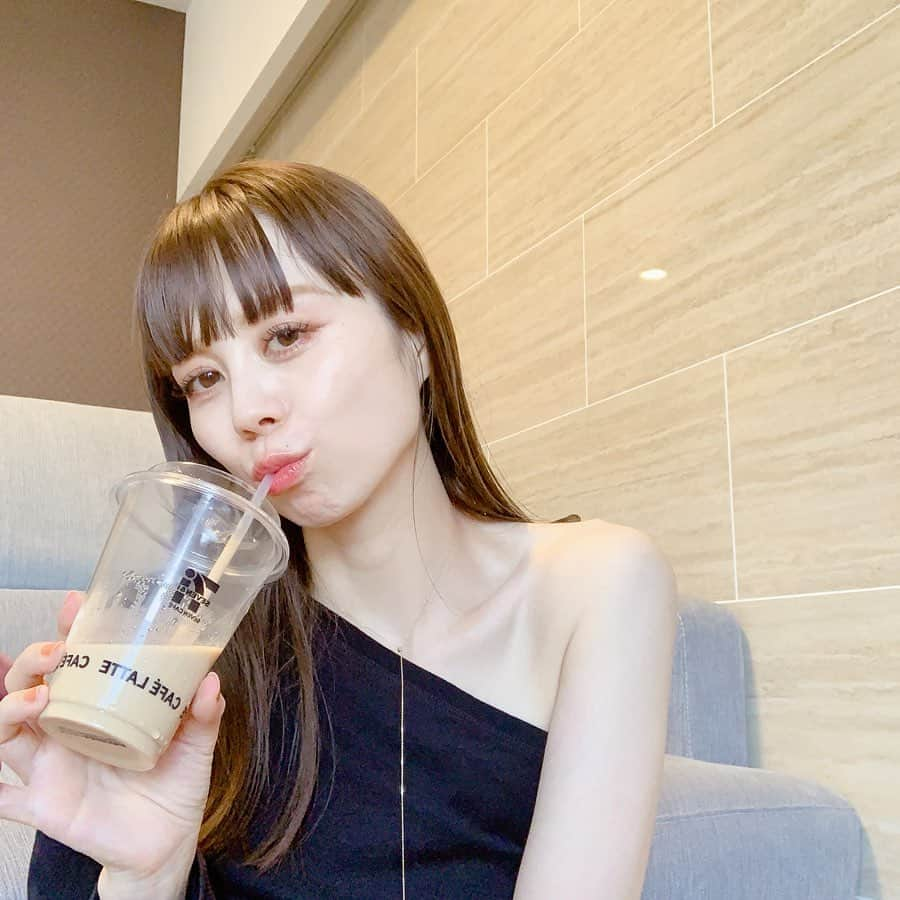 澤辺美香さんのインスタグラム写真 - (澤辺美香Instagram)「セブンイレブンのカフェラテはやっぱり好きです♡ もう10月かぁ、、 とも思えないくらい暖かいですね。  暖かいというか、暑いですね！ さて、そろそろ買い出しして晩ご飯の支度しなきゃですー、  今日は手抜きにしよ、、🤣  #october #セブンイレブン #カフェラテ #セブンイレブンの日」10月2日 15時55分 - mikasawabe