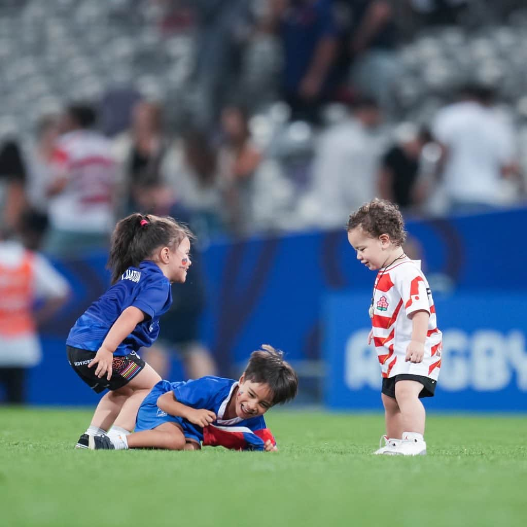 ラグビーワールドカップさんのインスタグラム写真 - (ラグビーワールドカップInstagram)「お父さんの職場🏉🏟を駆け回る子供たち🧒👧  #ラグビーワールドカップ2023 #RWC2023 | #JPNvSAM」10月2日 15時56分 - rugbyworldcupjp