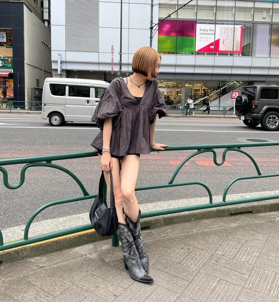 SARAさんのインスタグラム写真 - (SARAInstagram)「🖤Hello October🤍  tops: @searoomlynn_official 🩶  やっと着れたTOPS♡ 海以外でショーパン履いたの久々🫣  #outfit #searoomlynn #ootd」10月2日 16時06分 - sara_1128