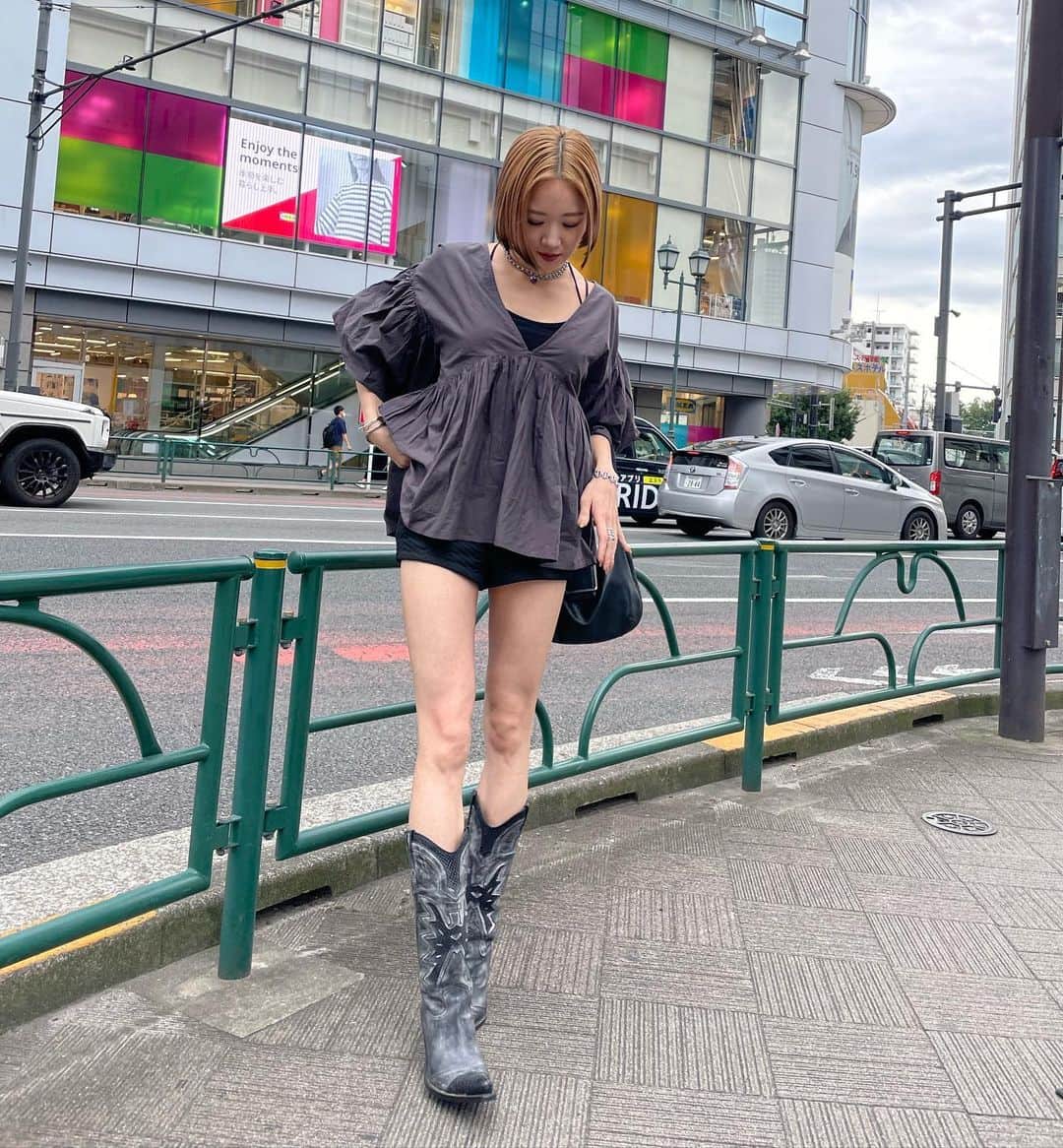 SARAのインスタグラム：「🖤Hello October🤍  tops: @searoomlynn_official 🩶  やっと着れたTOPS♡ 海以外でショーパン履いたの久々🫣  #outfit #searoomlynn #ootd」