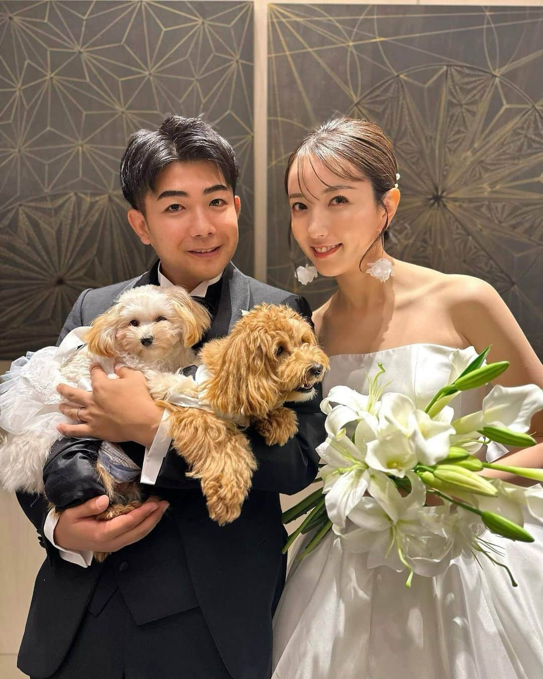 プレ花嫁の結婚式準備サイト farny 【ファーニー】さんのインスタグラム写真 - (プレ花嫁の結婚式準備サイト farny 【ファーニー】Instagram)「@farny_weddingをフォローして #プラコレ #美花嫁図鑑 を付けて投稿してください⡱ . ‥‥‥‥‥‥‥‥‥‥‥‥‥‥ Today's wedding photo from... @rii__wd_ さん⚐* . 一緒にドレスを着たわんちゃんとの可愛すぎるショット📸 せっかくの結婚式は、大切な家族とも一緒に過ごしたいですよね💭  可愛すぎる４ショットにうっとりです🤍 . ‥‥‥‥‥‥‥‥‥‥‥‥‥‥ . \\花嫁ライター募集中// @farny_wedding のDMに ”farny花嫁ライター希望”とお送りください✈︎✉︎ . \\花嫁アプリ // プロのアドバイザーに結婚式の相談を何度でも ウェディングドレスの記事や、 自分のウェディングレポを残せちゃう♡” . >>>TOPのURLからcheck ⋈ @placole_dressy >>>結婚のご相談は プラコレウェディングアドバイザーへ♡ @wedding_adviser >>>ウェディングレポを残したいなら、 farny by プラコレをcheck ✎ @farny_wedding >>>ウェディングアイデア＆DIYは ドレシーアイデアcheck ❁ @dressy_idea >>>素敵なドレスに出会いたい花嫁さま♡ @dressyonline_をcheck >>>お洒落で可愛いパパママ婚やフォトは @dressy.baby をcheck ∴ >>>鎌倉にOPEN”お花とドレスと紅茶のカフェ” @dressyroom_teaをcheck𓌉𓇋 >>>名古屋にIPEN”ウェディング体験型カフェ @dressycafe_nagoya をcheck 𓌉𓇋 . ‥‥‥‥‥‥‥‥‥‥‥‥‥‥  #一度きりの人生一度は魔法にかけられて #結婚準備 #結婚式 #結婚式場 #当日レポ #撮影指示書 #weddingtbt #weddingdress #ウェディングドレス #ウェディングフォト #ブライダルフェア #farnyレポ #美花嫁図鑑 #mydress #大人可愛い #花嫁コーデ #花嫁コーディネート　#ペット婚 #ブーケ #挙式当日」10月2日 16時00分 - farny_wedding