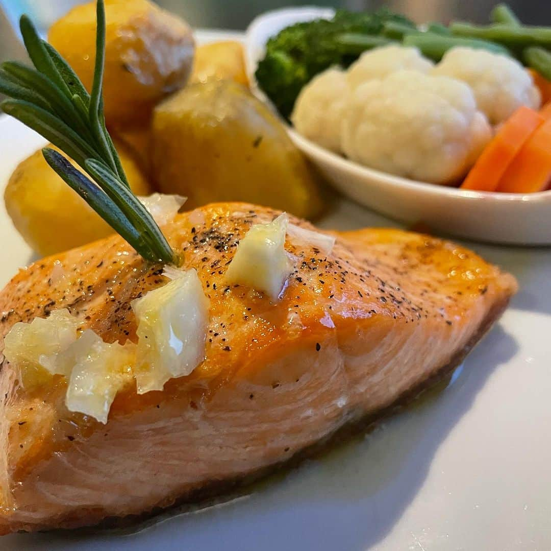 長久保智子さんのインスタグラム写真 - (長久保智子Instagram)「Last night in Shetland and farewell dinner part 2. That’s Shetland salmon and chocolate cheesecake.💙😆 Really beautiful sunset time 🩵  シェットランド最後の夜はお友達とシェットランドサーモンを楽しむ。。。夕陽がとっても綺麗だった。ちょっと寂しいけど感謝の気持ちと充実感の方が強いかな🩵  #shetland #shetlandwoolweek #shetlandwoolweek2023」10月2日 16時00分 - satoko.tricot_the