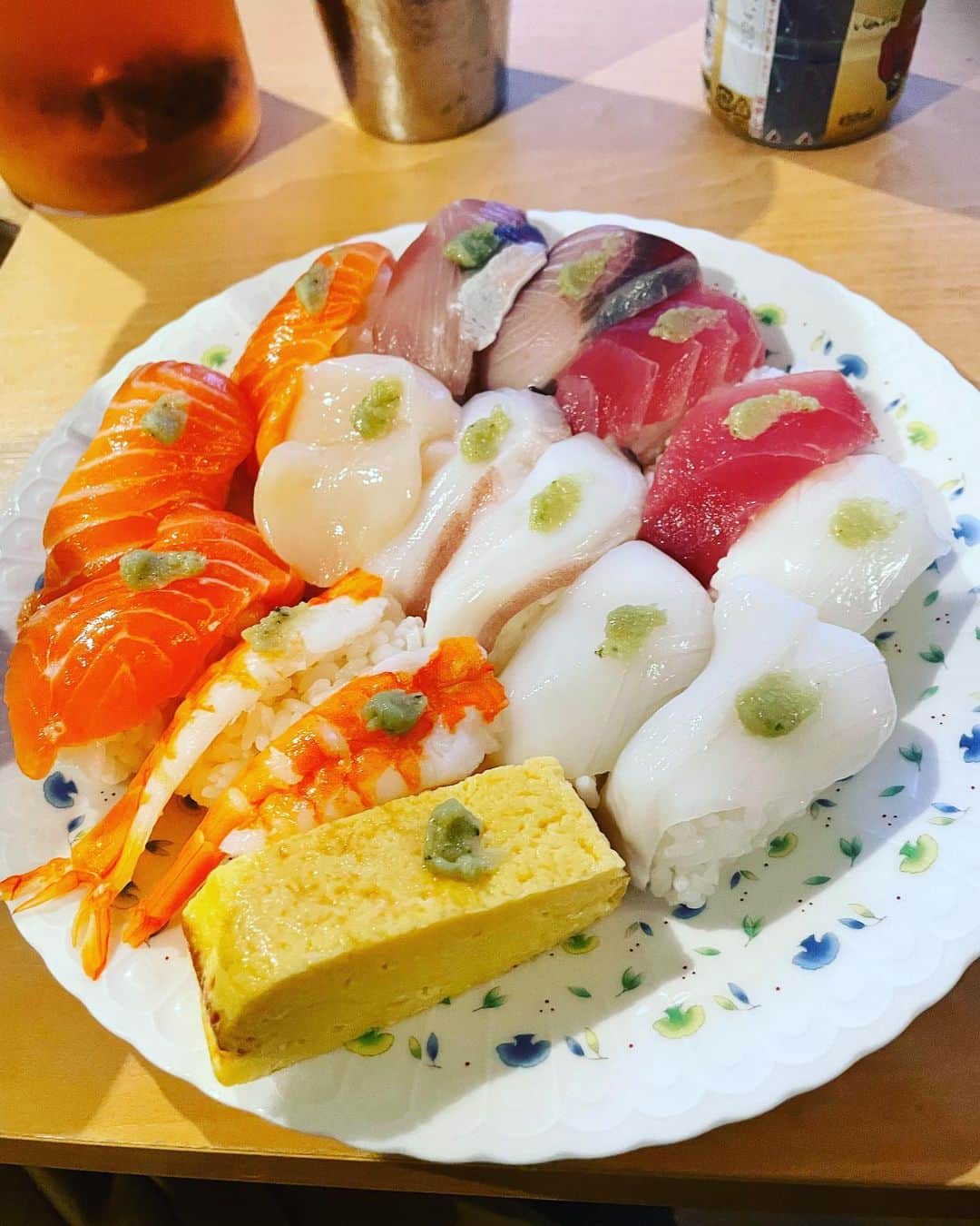 田中卓志のインスタグラム：「サビ抜きの寿司だったので、ワサビを乗せて食べました！」